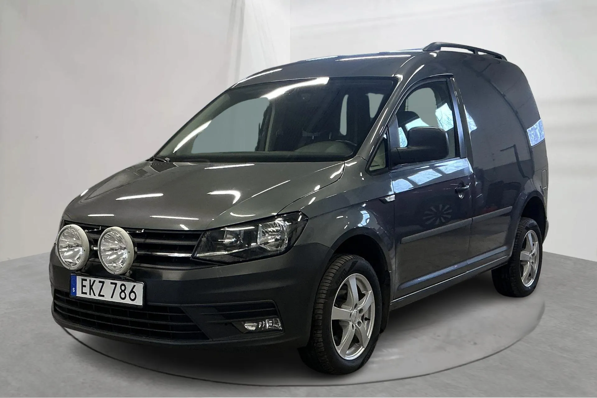 Presentationsfoto 1 av 14: VW Caddy 2.0 TDI Skåp 4MOTION (150hk) - 18 123 mil - Automat - Light Grey - 2016