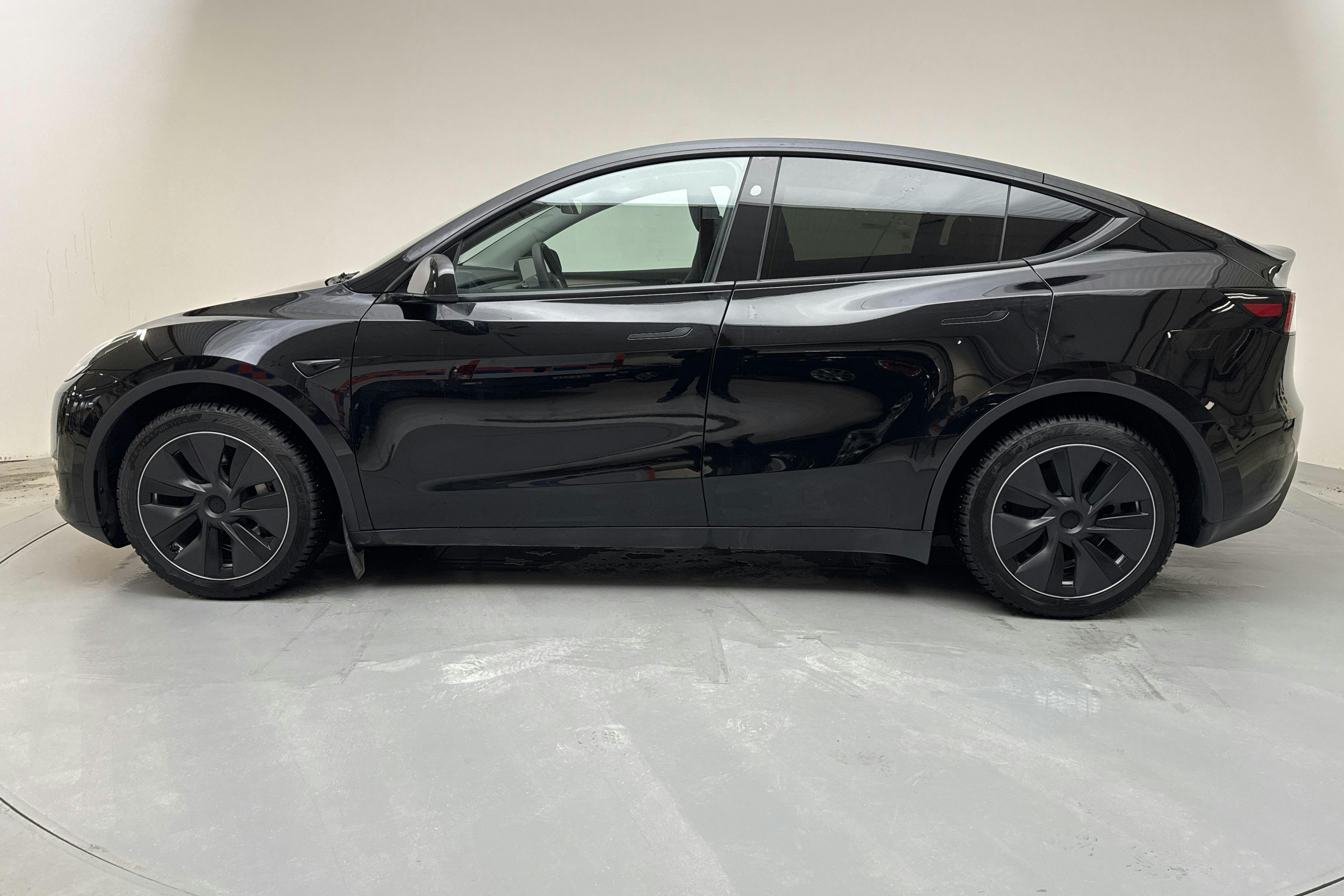 Presentation photo 2 of 17: Tesla Model Y Long Range Dual Motor AWD - 30 240 km - Automatic - black - 2025