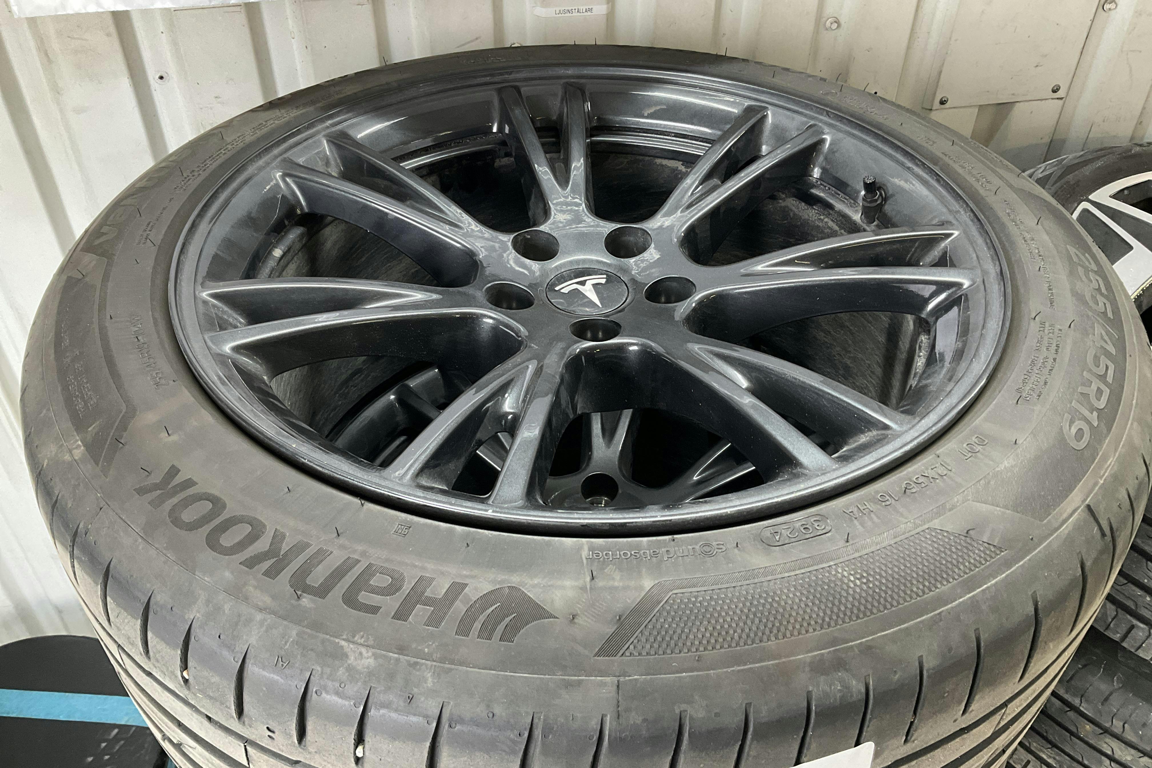 Presentation photo 17 of 17: Tesla Model Y Long Range Dual Motor AWD - 30 240 km - Automatic - black - 2025