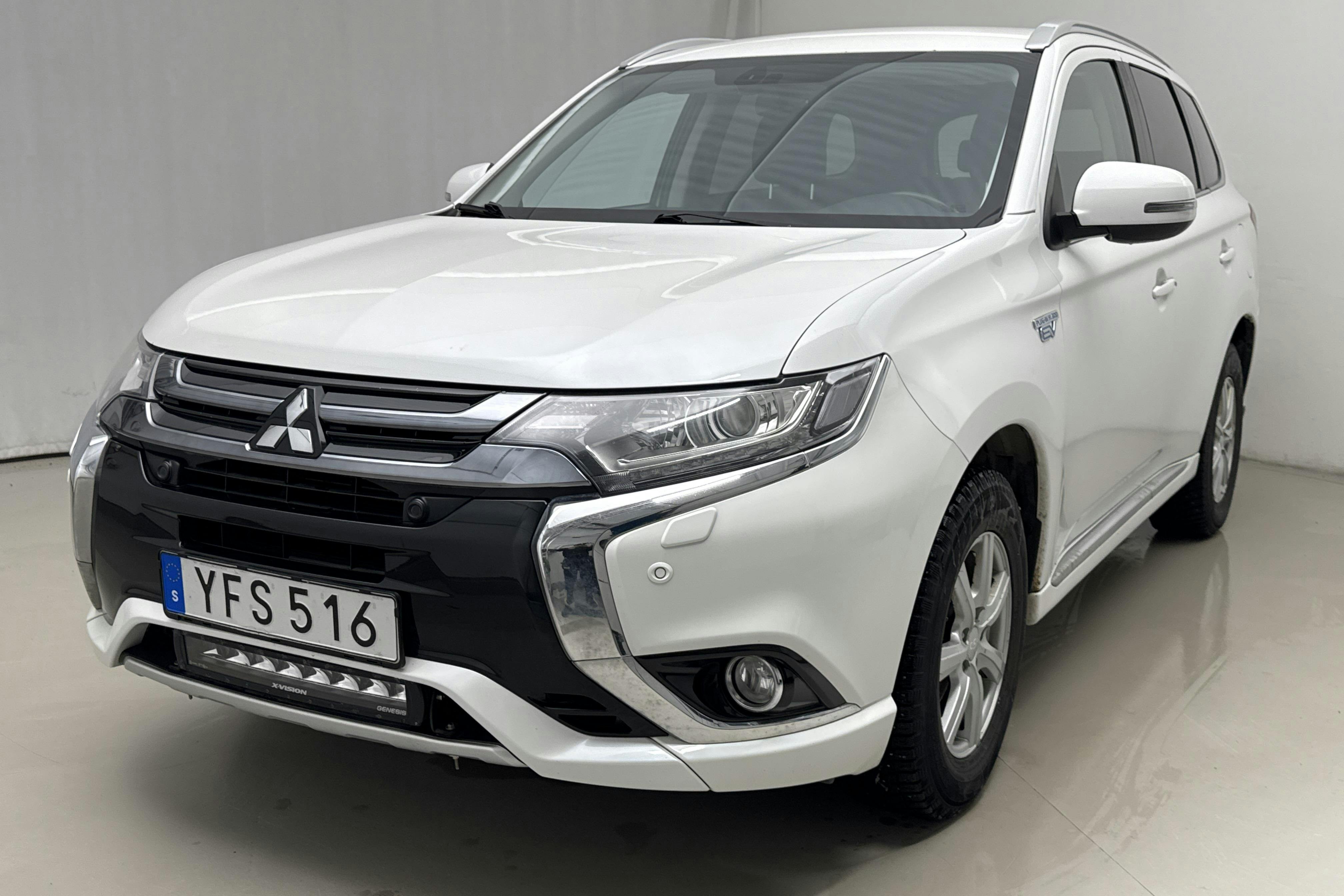 Presentationsfoto 1 av 18: Mitsubishi Outlander 2.0 Plug-in Hybrid 4WD (121hk) - 18 726 mil - Automat - vit - 2016