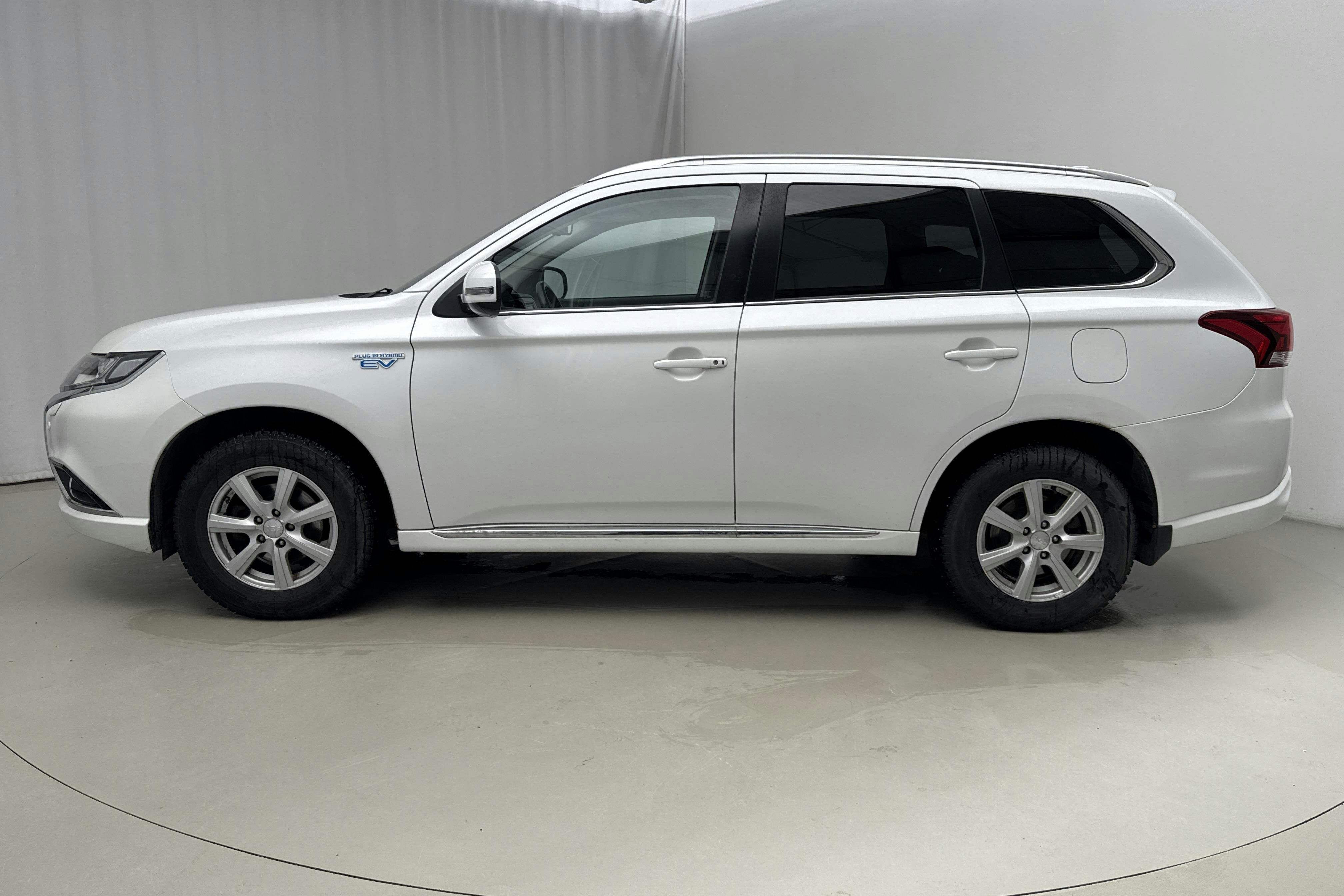 Presentationsfoto 2 av 18: Mitsubishi Outlander 2.0 Plug-in Hybrid 4WD (121hk) - 18 726 mil - Automat - vit - 2016