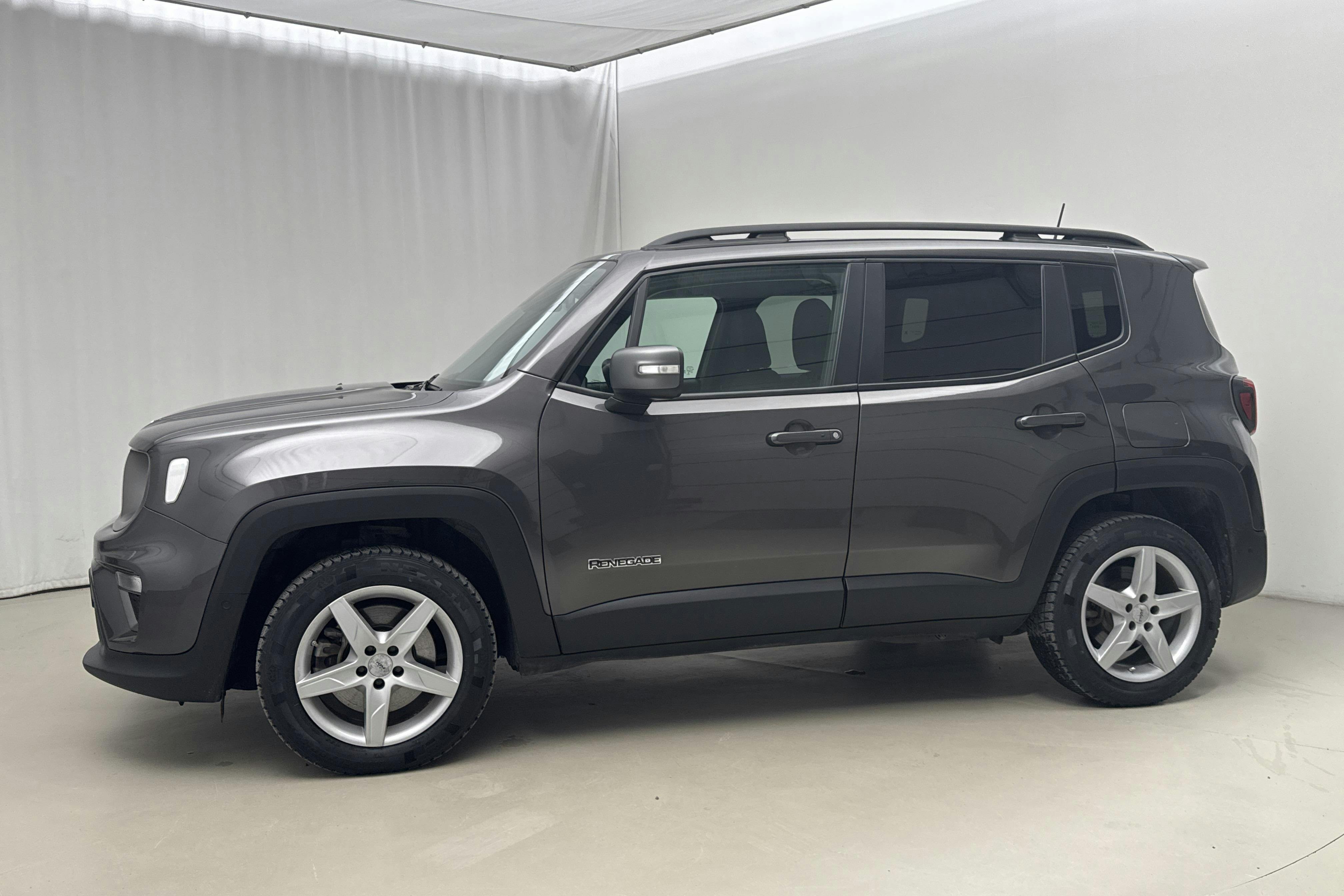 Presentationsfoto 2 av 16: Jeep Renegade 1.3 PHEV 4WD (190hk) - 5 968 mil - Automat - grå - 2020
