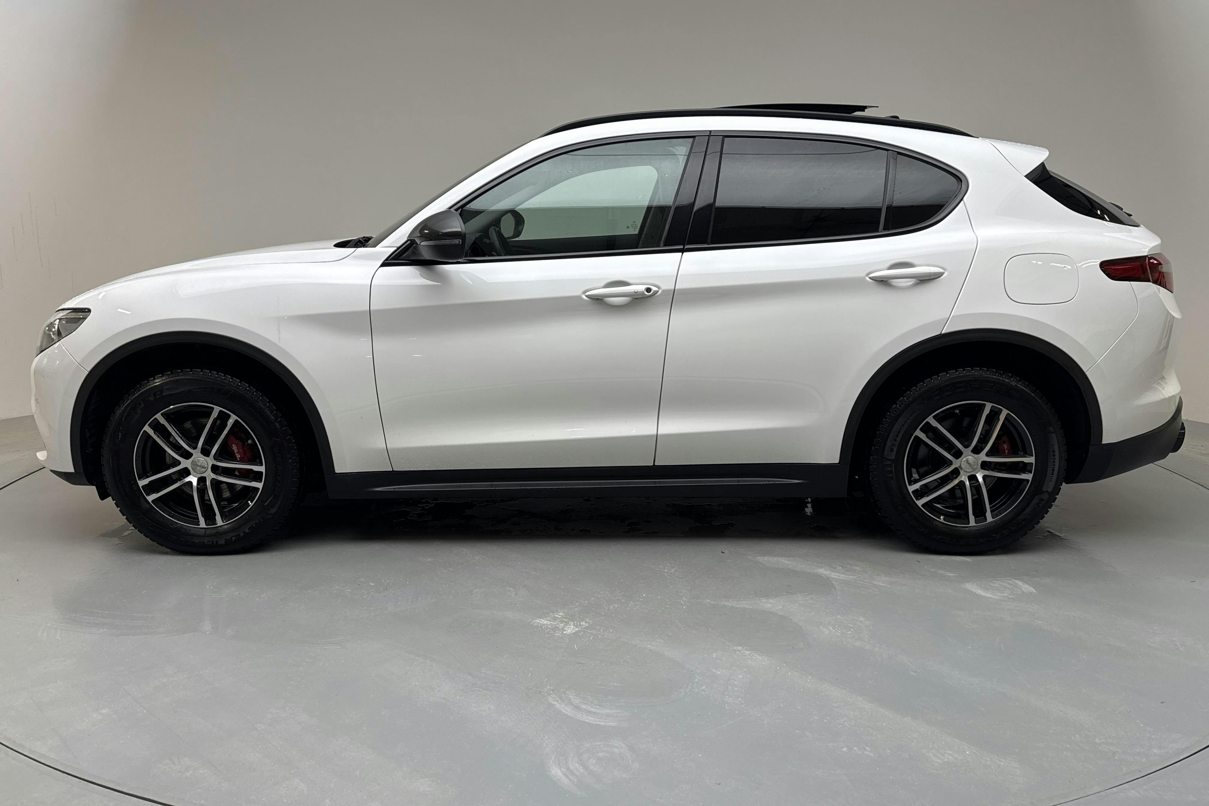 Presentation photo 2 of 14: Alfa Romeo Stelvio 2.0 AWD (280hk) - 127 380 km - Automatic - white - 2019