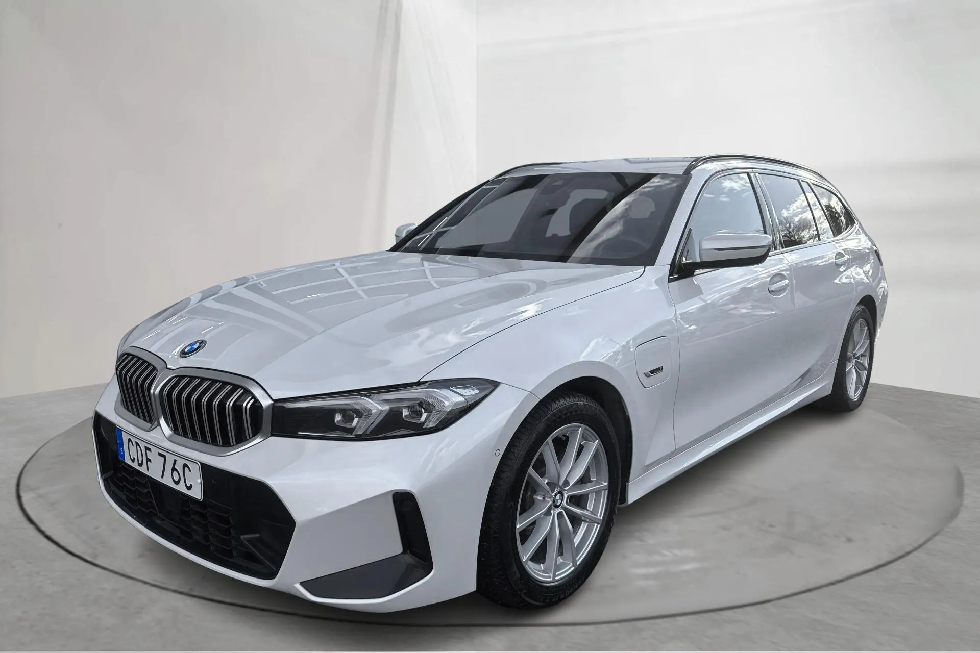 Presentation photo 1 of 19: BMW 330e sDrive Touring LCI, G21 (292hk) - 101 860 km - Automatic - white - 2023