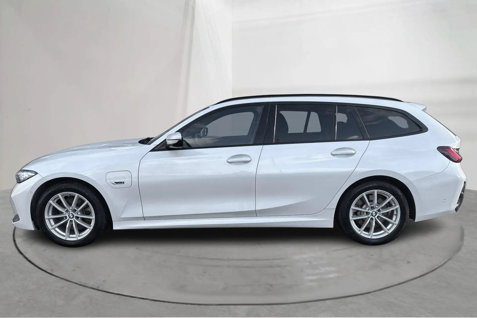 Presentation photo 2 of 19: BMW 330e sDrive Touring LCI, G21 (292hk) - 101 860 km - Automatic - white - 2023