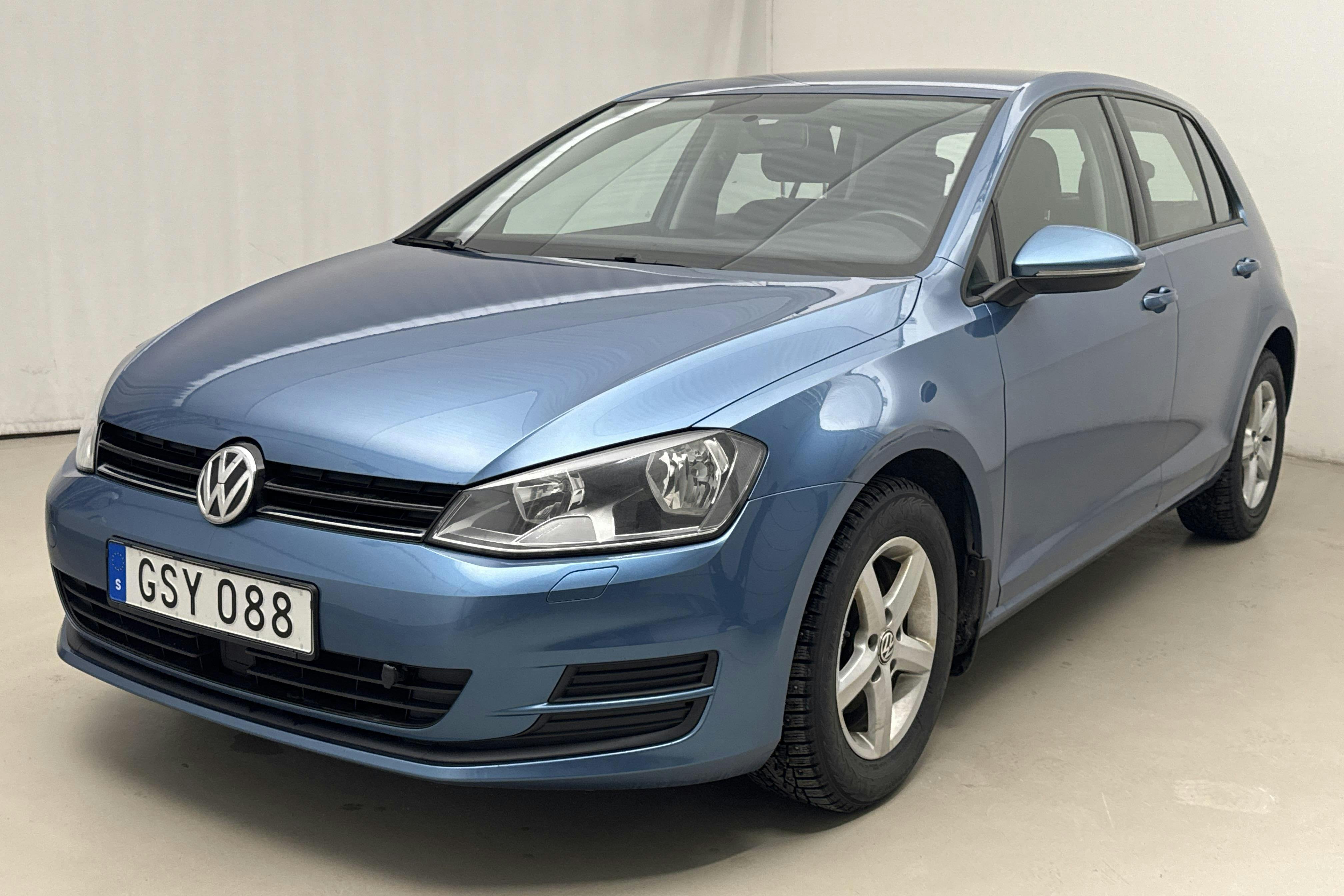 Presentationsfoto 1 av 14: VW Golf VII 1.2 TSI 5dr (110hk) - 9 220 mil - Manuell - blå - 2016