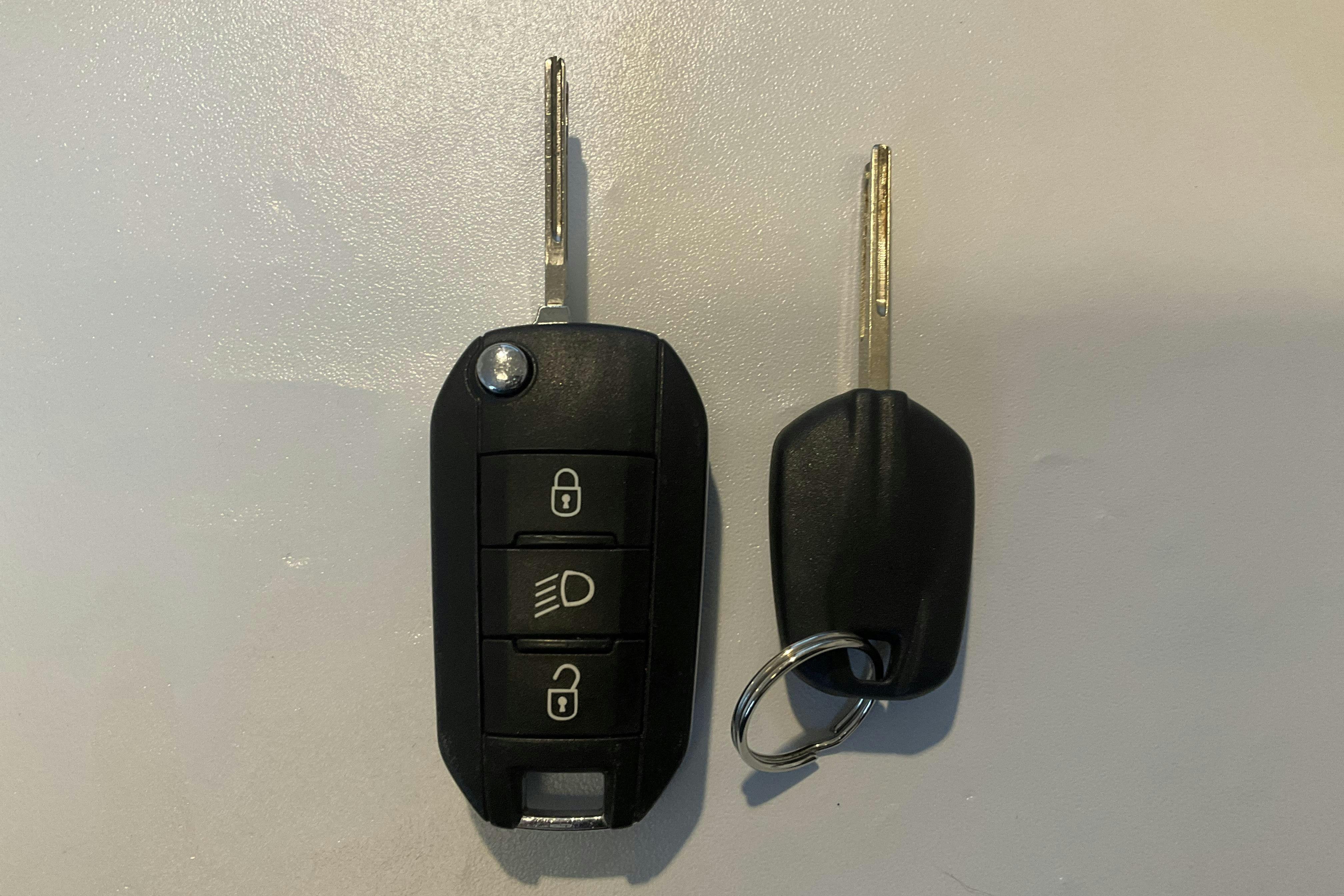 Presentation photo 12 of 12: Peugeot 2008 1.2 PureTech (110hk) - 74 070 km - Automatic - 2018