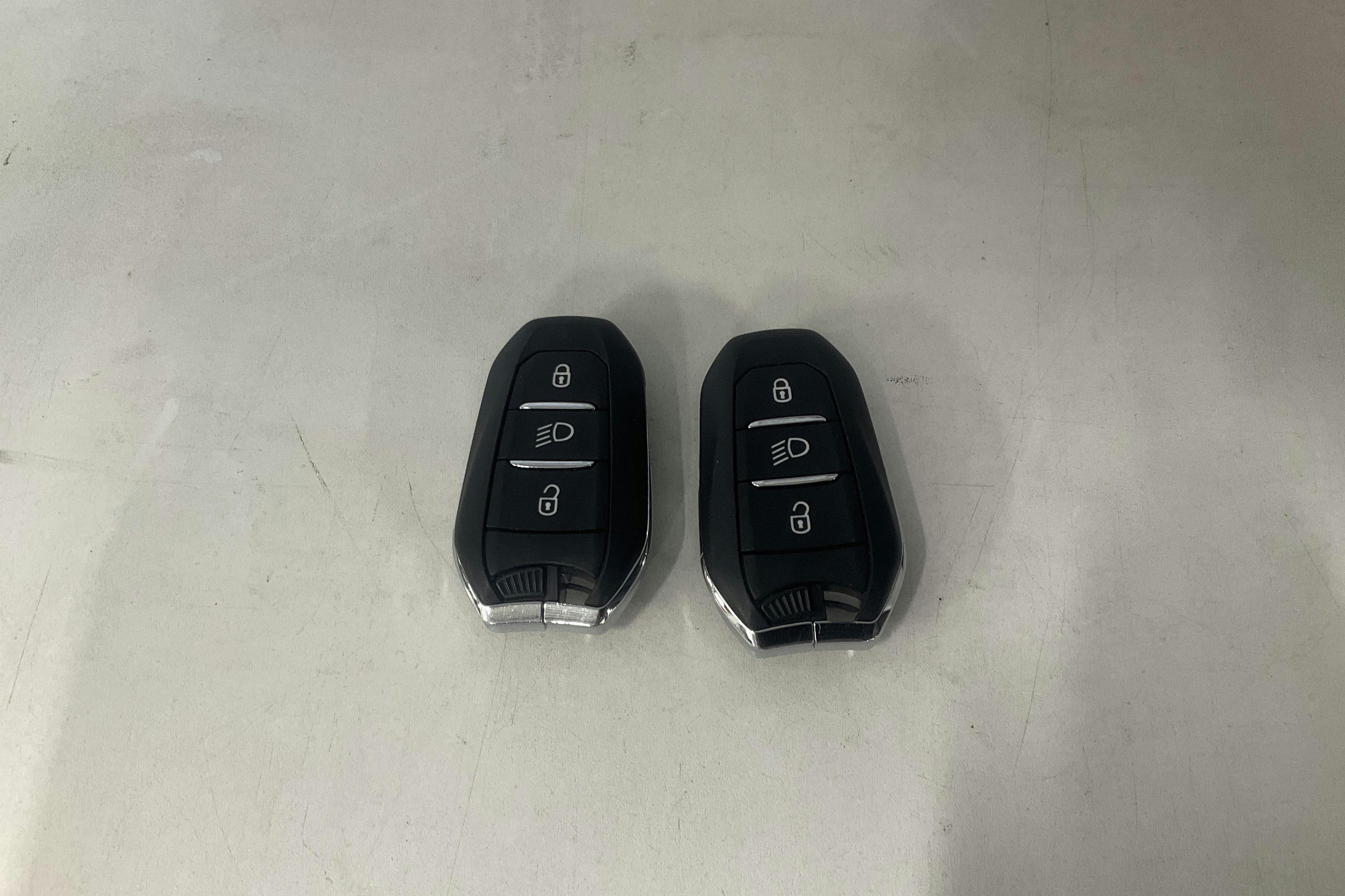 Presentation photo 15 of 15: Peugeot e-208 50kWh 5dr (136hk) - 52 030 km - Automatic - white - 2022