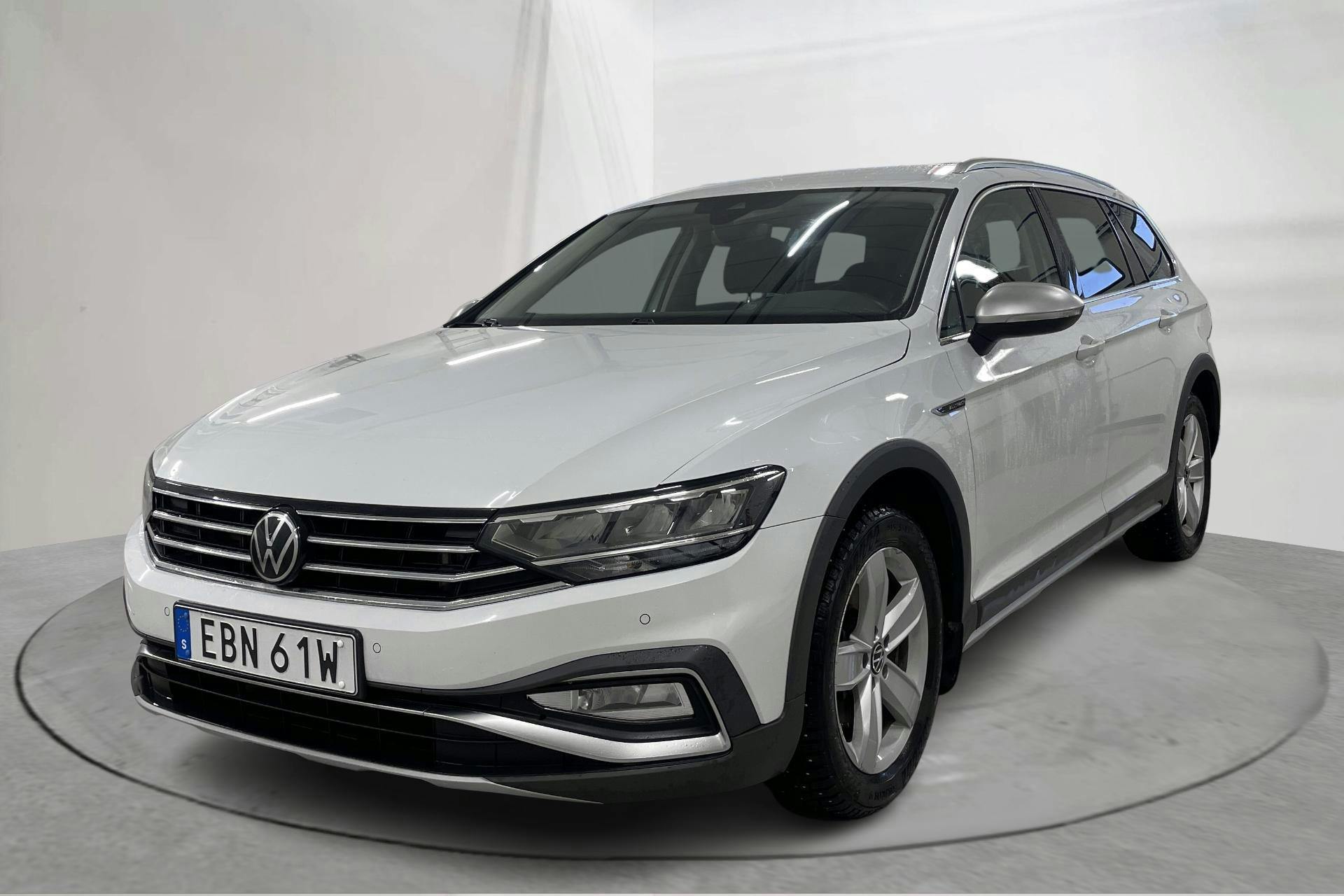 Presentationsfoto 1 av 16: VW Passat Alltrack 2.0 TDI Sportscombi 4Motion (200hk) - 8 910 mil - Automat - vit - 2024