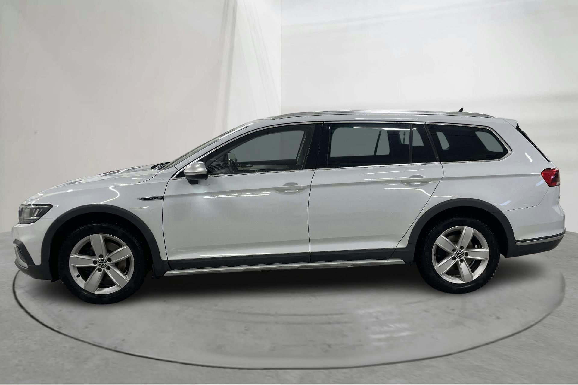 Presentationsfoto 2 av 16: VW Passat Alltrack 2.0 TDI Sportscombi 4Motion (200hk) - 8 910 mil - Automat - vit - 2024