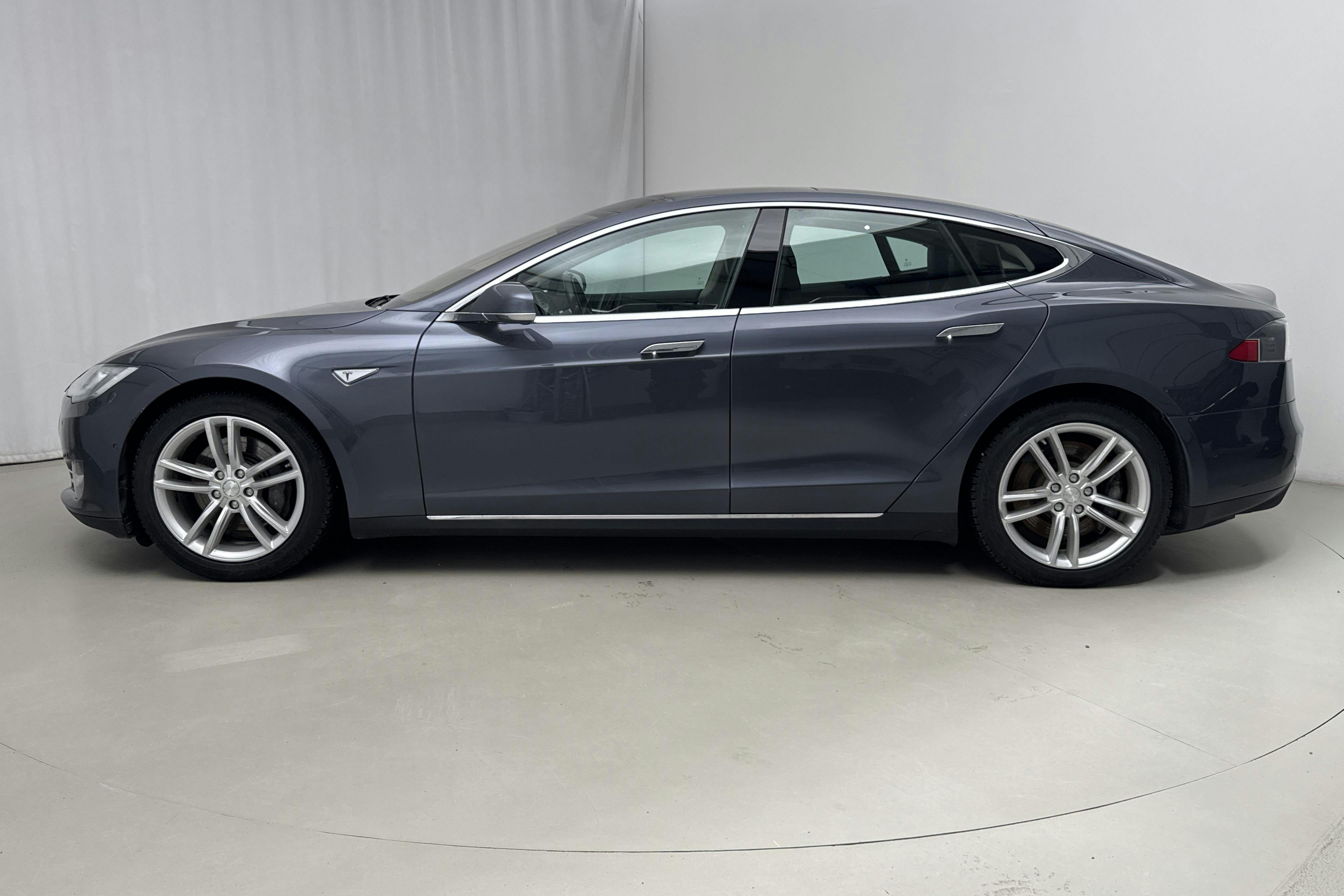Presentation photo 2 of 20: Tesla Model S 85 - 243 640 km - Automatic - gray - 2014