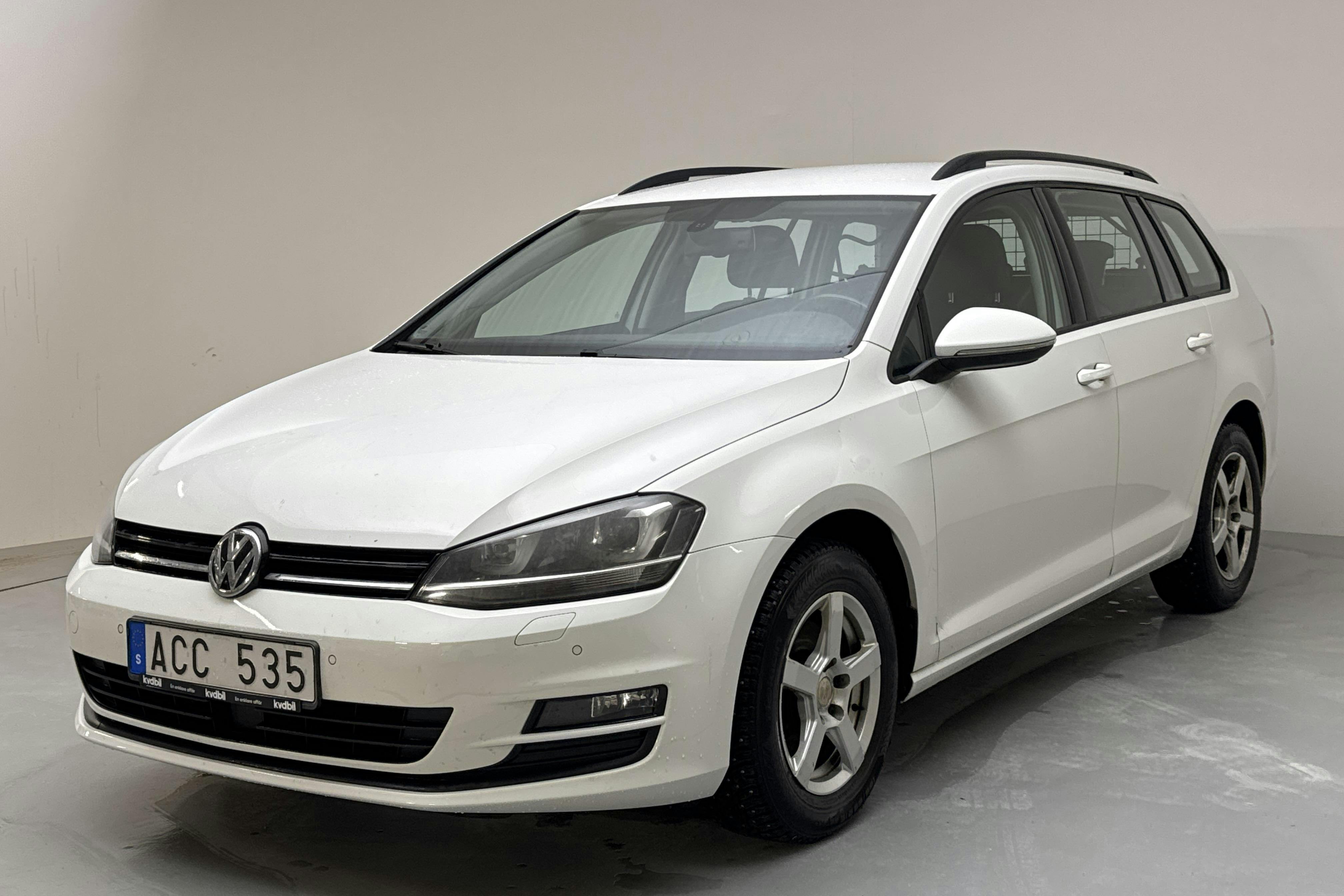 Presentationsfoto 1 av 12: VW Golf VII 1.2 TSI Sportscombi (105hk) - 11 839 mil - Manuell - vit - 2014