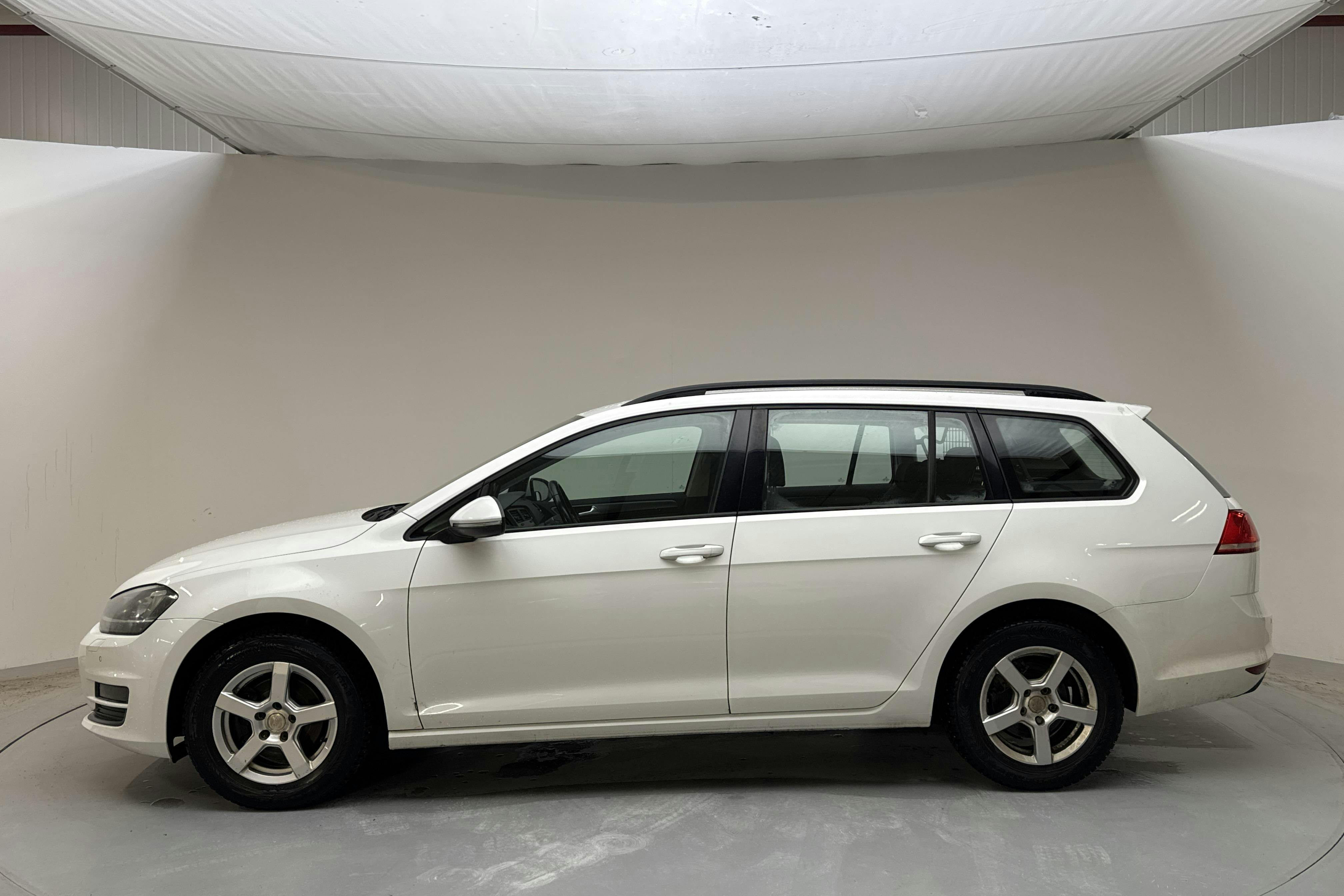 Presentationsfoto 2 av 12: VW Golf VII 1.2 TSI Sportscombi (105hk) - 11 839 mil - Manuell - vit - 2014