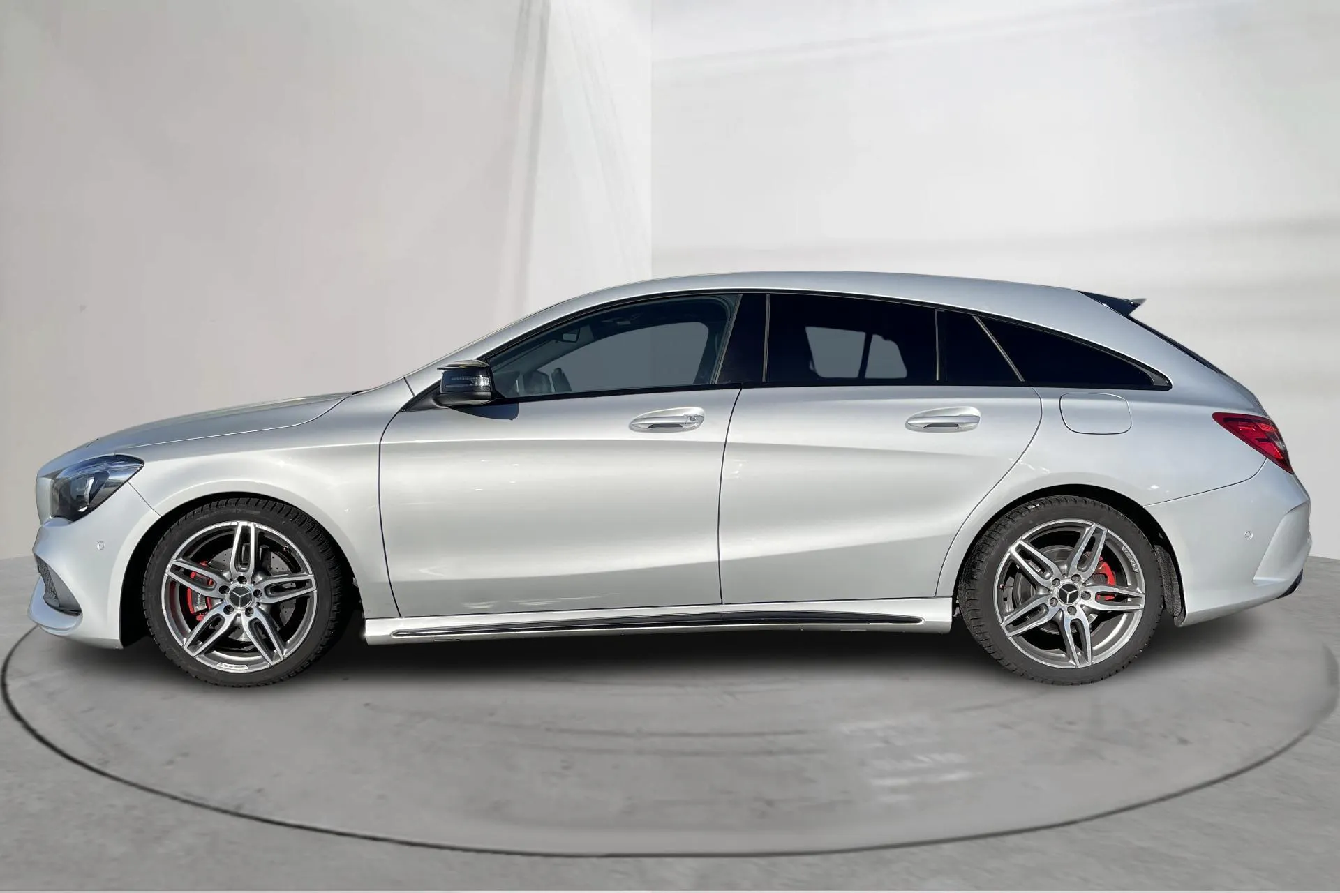 Presentation photo 2 of 23: Mercedes CLA 220 d 4MATIC Shooting Brake X117 (177hk) - 127 100 km - Automatic - silver - 2018