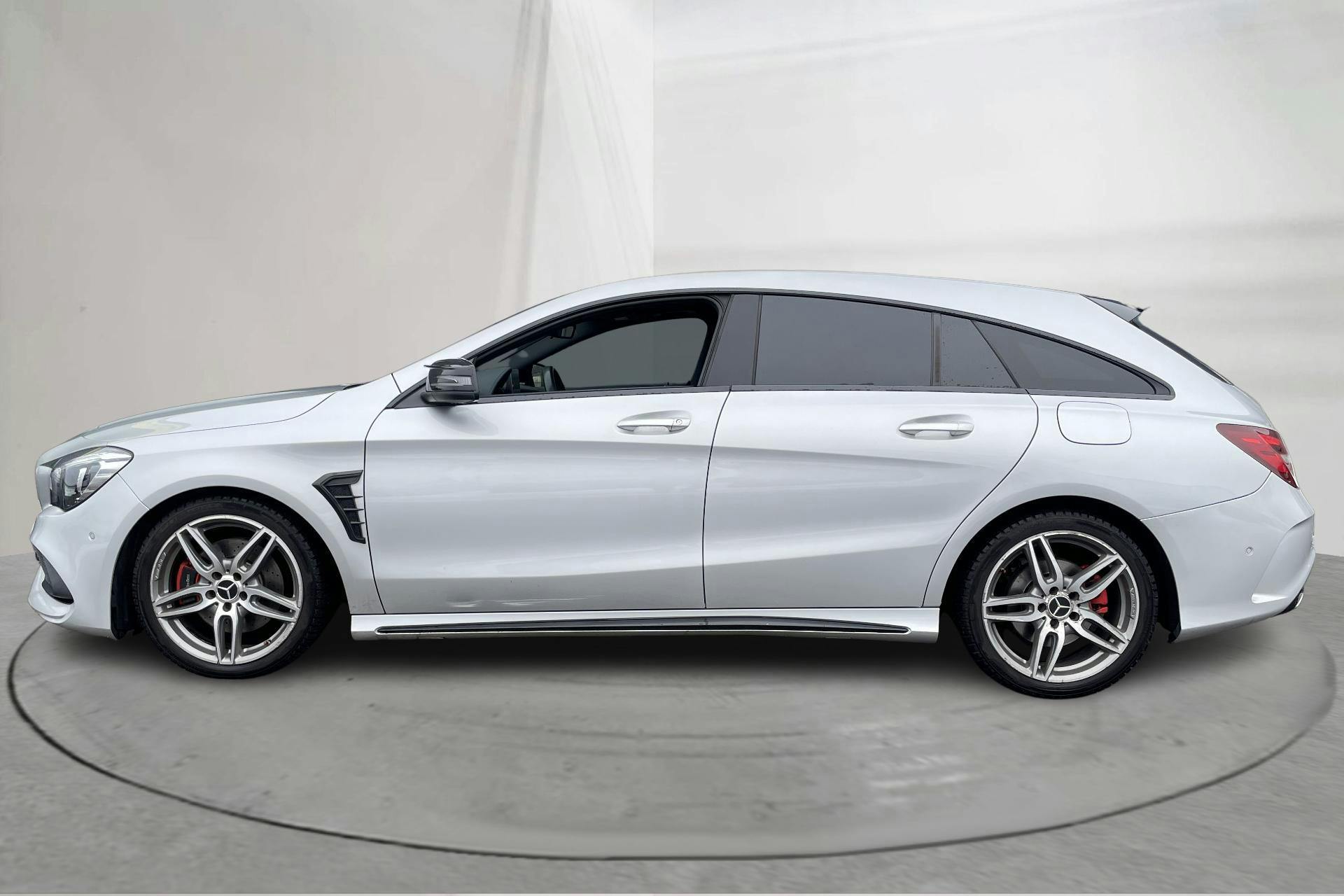 Presentation photo 2 of 26: Mercedes CLA 220 d 4MATIC Shooting Brake X117 (177hk) - 127 100 km - Automatic - silver - 2018