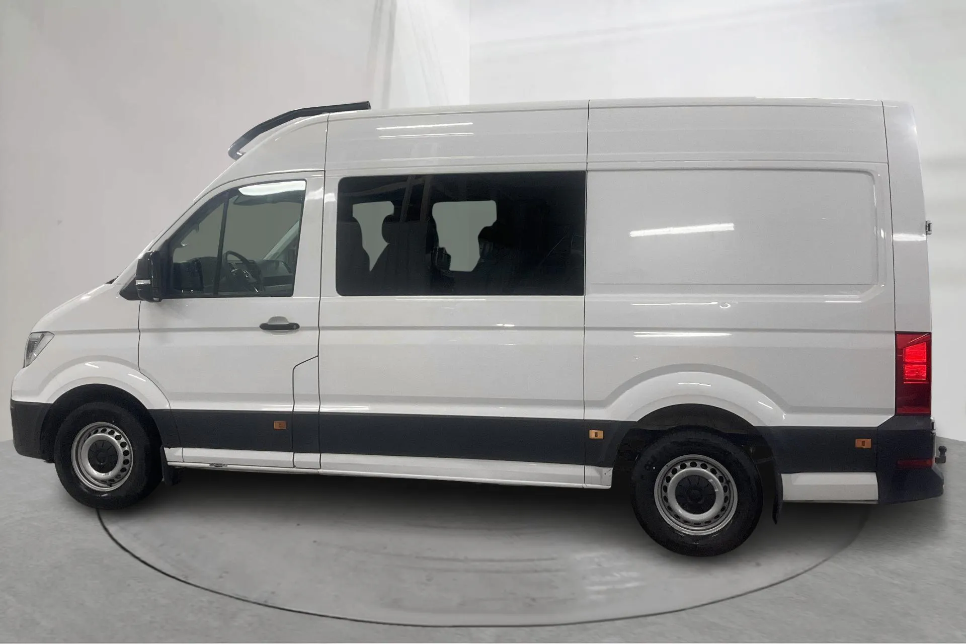 Presentation photo 2 of 19: VW Crafter 35 2.0 TDI Skåp 4Motion (177hk) - 306 300 km - Automatic - white - 2020