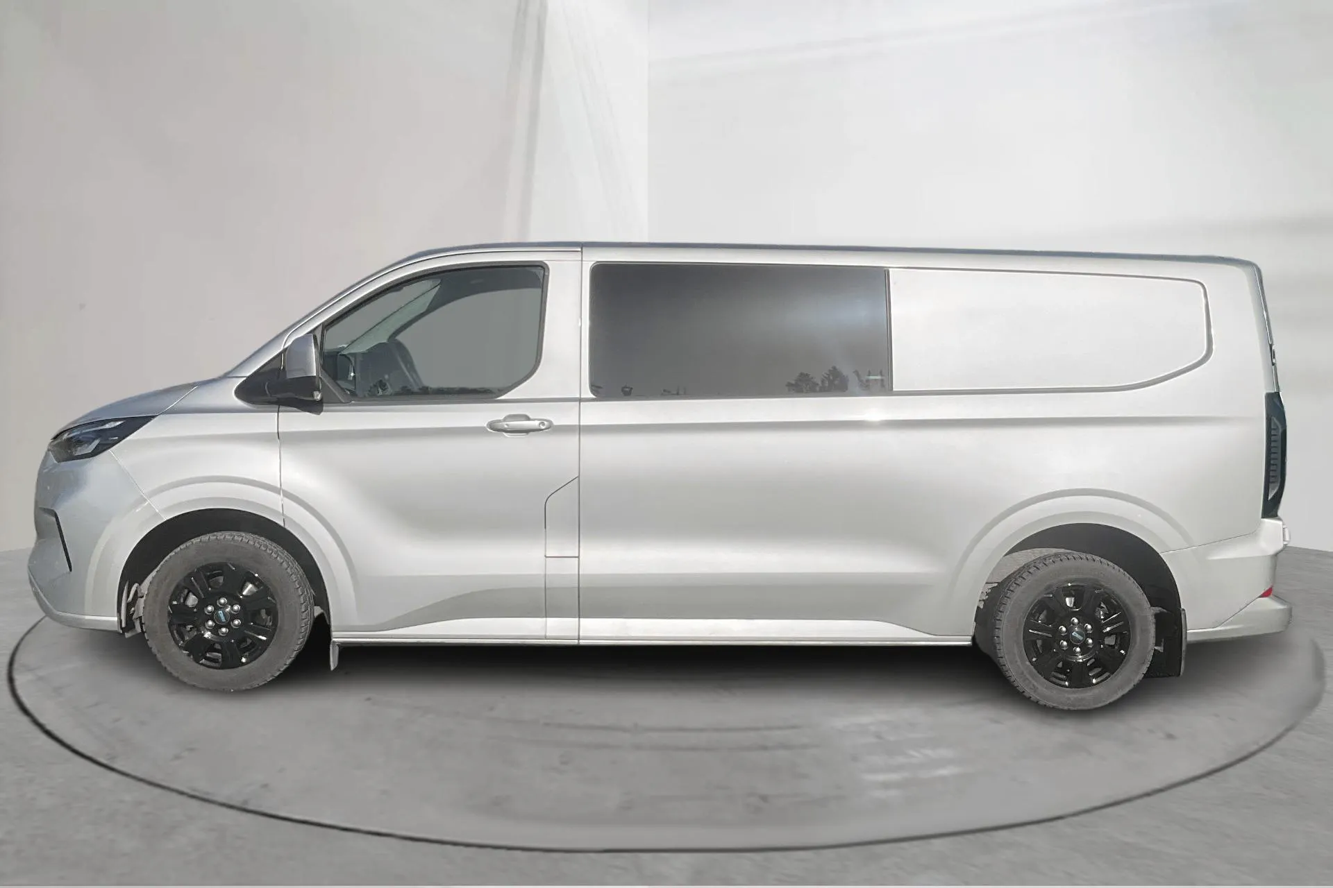 Presentationsfoto 2 av 14: Ford Transit 320 Crew Van 2.0 TDCi FWD  (170hk) - 1 519 mil - Automat - grå - 2025