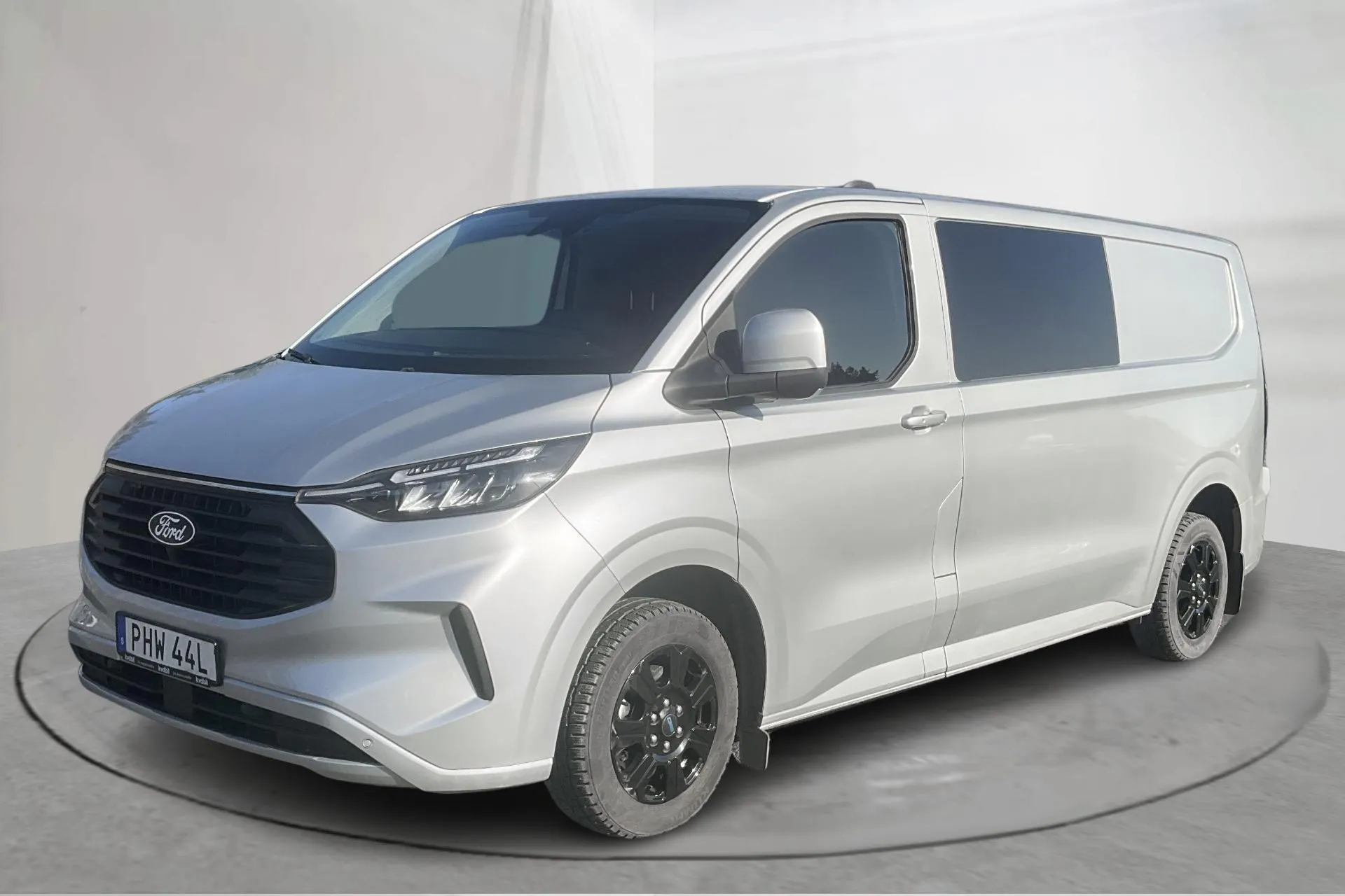 Presentationsfoto 1 av 14: Ford Transit 320 Crew Van 2.0 TDCi FWD  (170hk) - 1 519 mil - Automat - grå - 2025