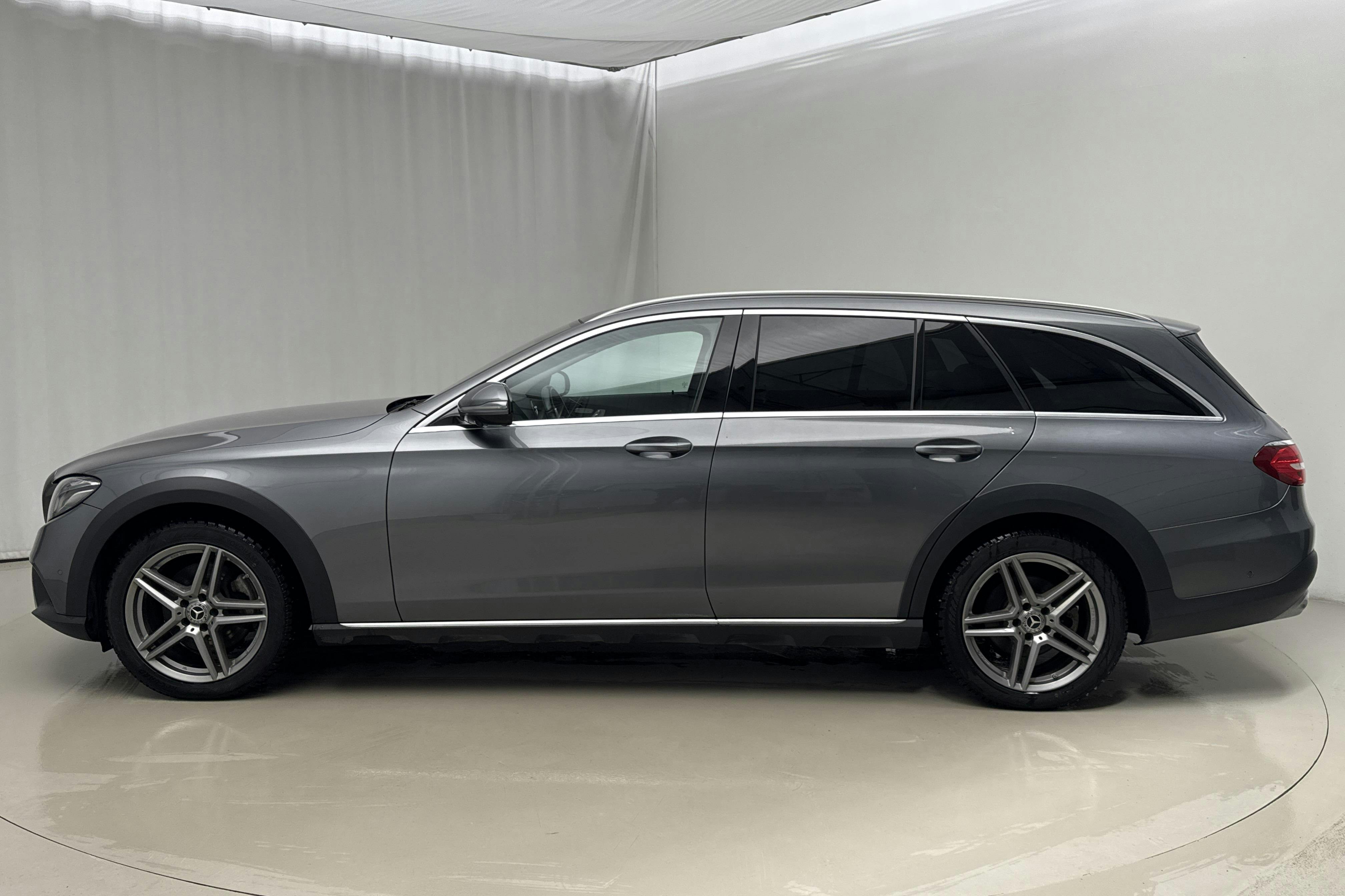 Presentationsfoto 2 av 18: Mercedes E 220 d 4MATIC Kombi All-Terrain S213 (194hk) - 16 970 mil - Automat - grå - 2017