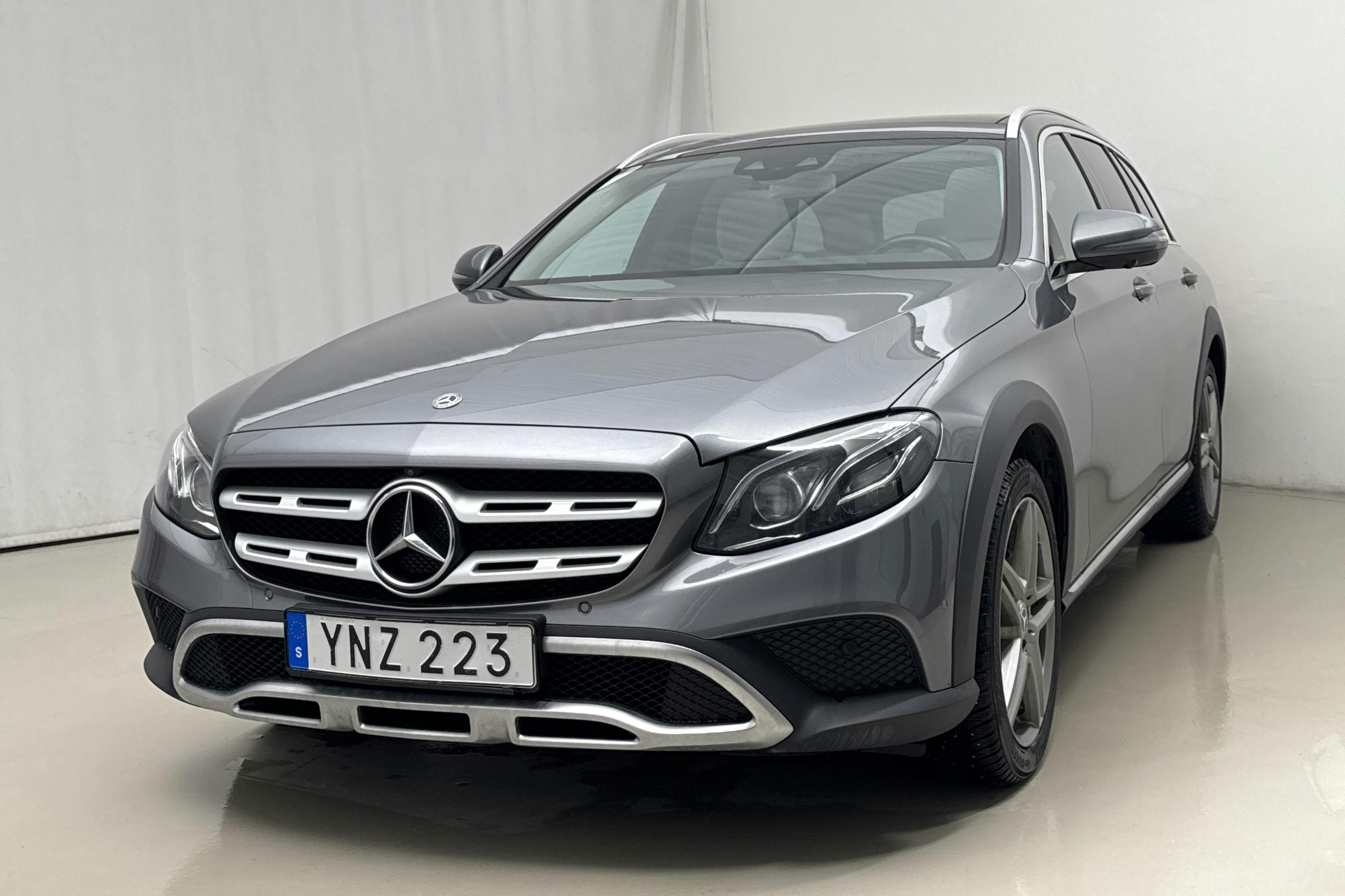 Presentationsfoto 1 av 18: Mercedes E 220 d 4MATIC Kombi All-Terrain S213 (194hk) - 16 970 mil - Automat - grå - 2017