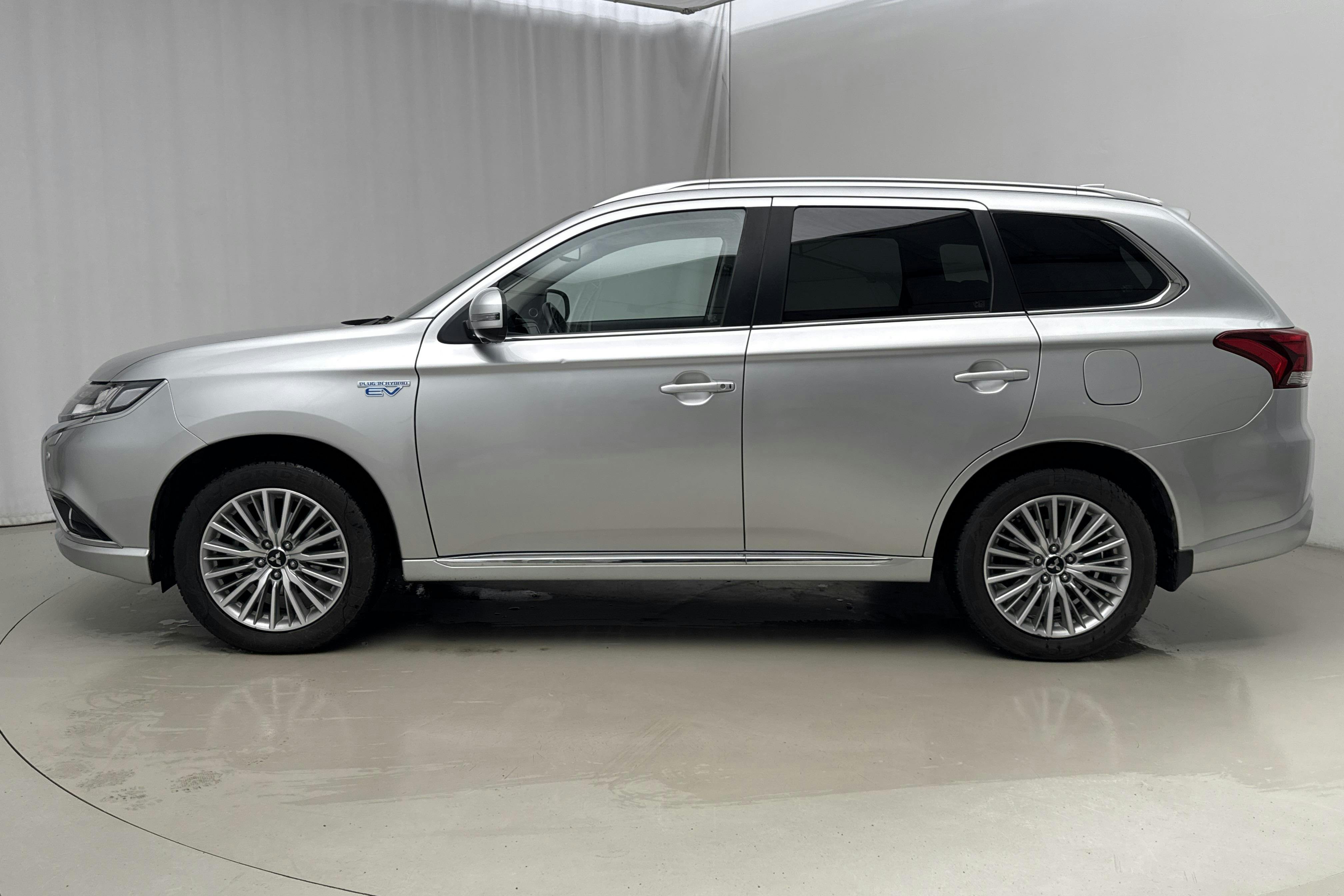 Presentation photo 2 of 17: Mitsubishi Outlander 2.0 Plug-in Hybrid 4WD (121hk) - 94 840 km - Automatic - silver - 2018