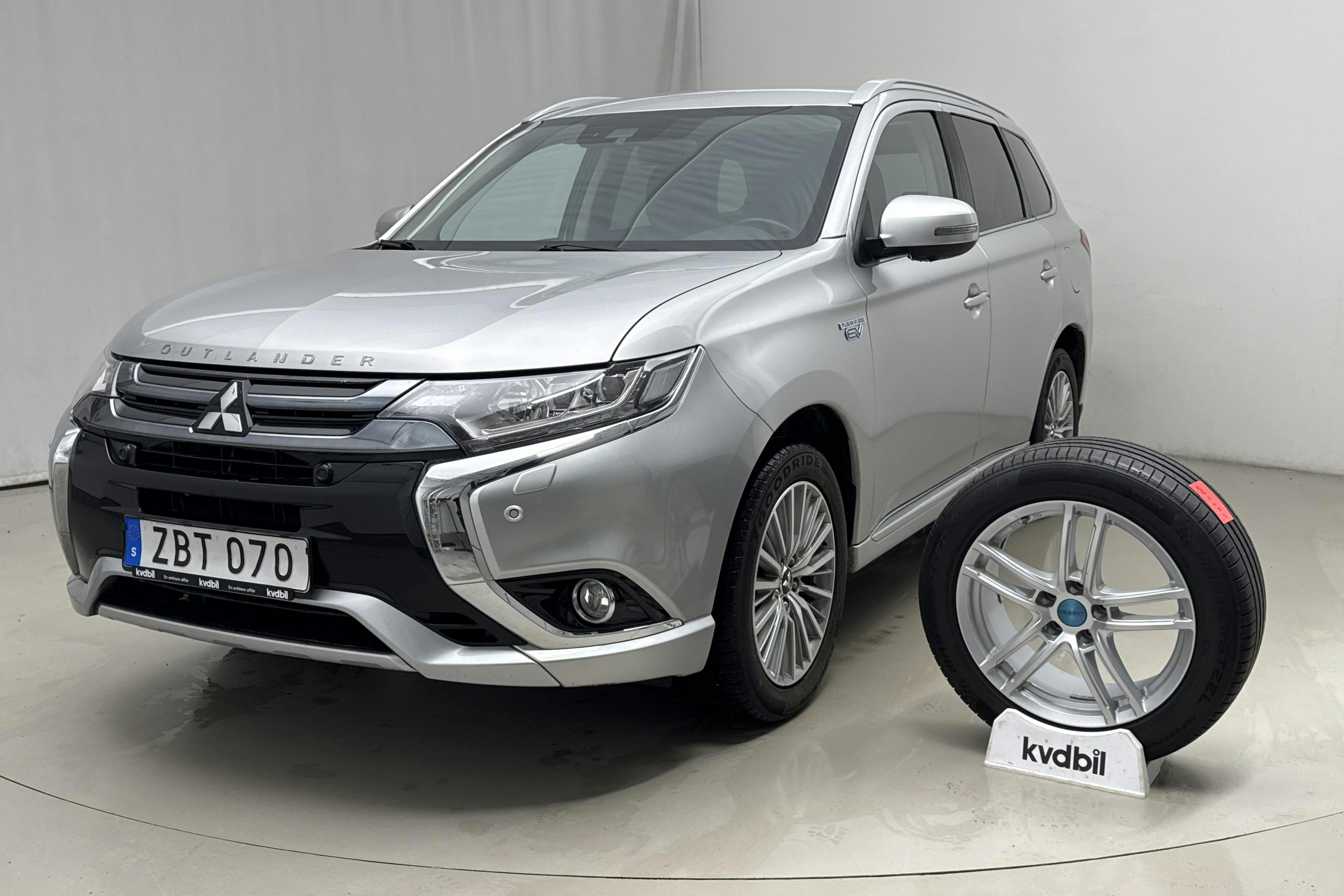 Presentation photo 1 of 17: Mitsubishi Outlander 2.0 Plug-in Hybrid 4WD (121hk) - 94 840 km - Automatic - silver - 2018