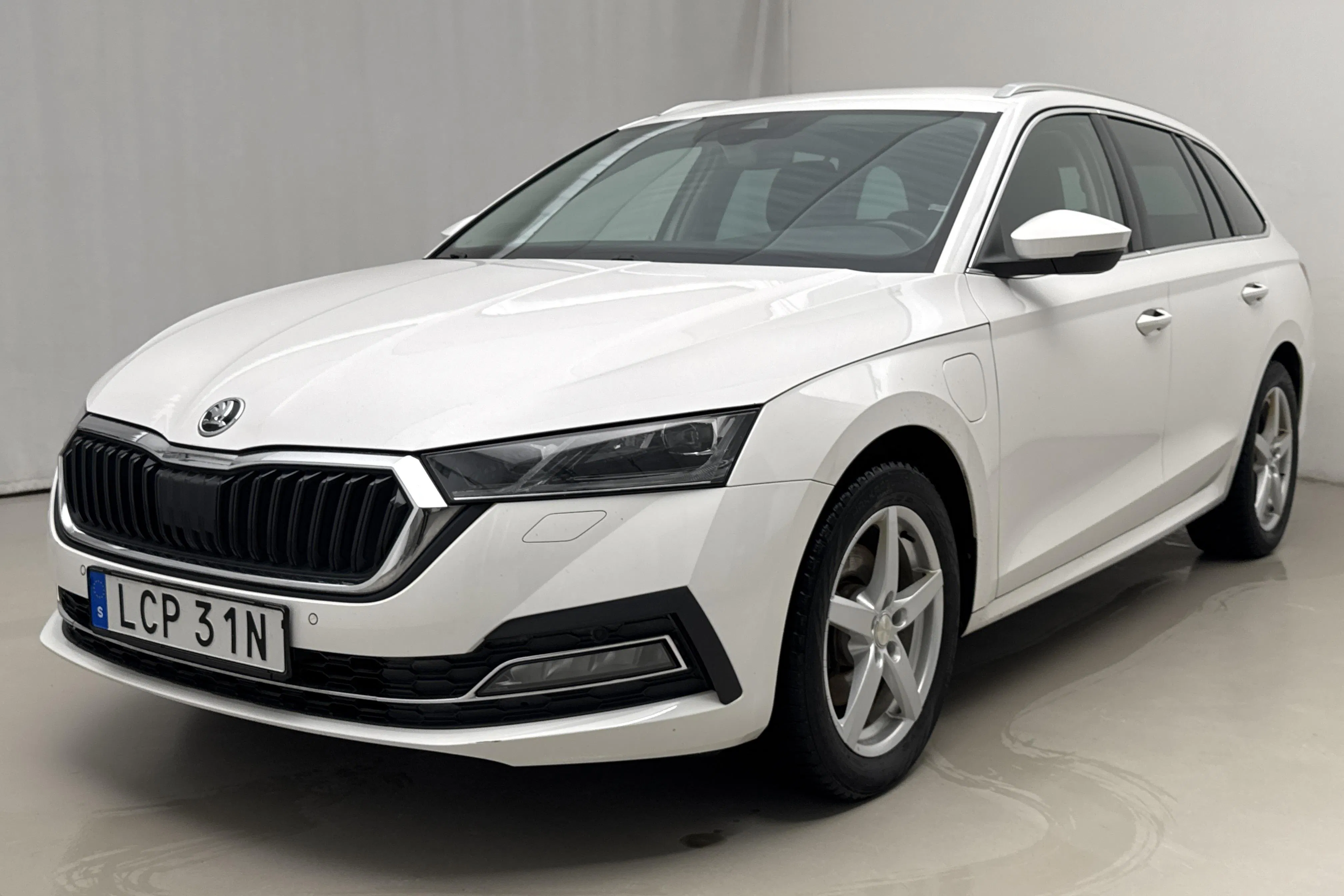 Presentation photo 1 of 17: Skoda Octavia 1.4 iV PHEV Combi (204hk) - 87 280 km - Automatic - white - 2022