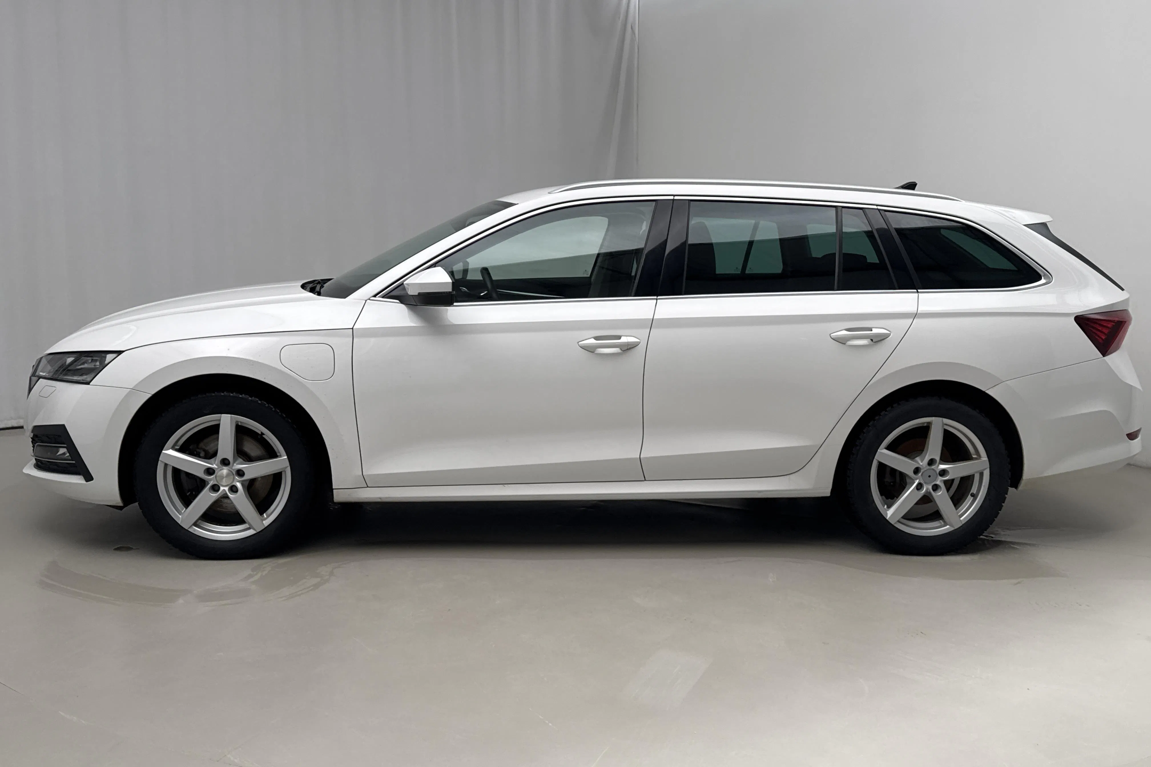 Presentation photo 2 of 17: Skoda Octavia 1.4 iV PHEV Combi (204hk) - 87 280 km - Automatic - white - 2022