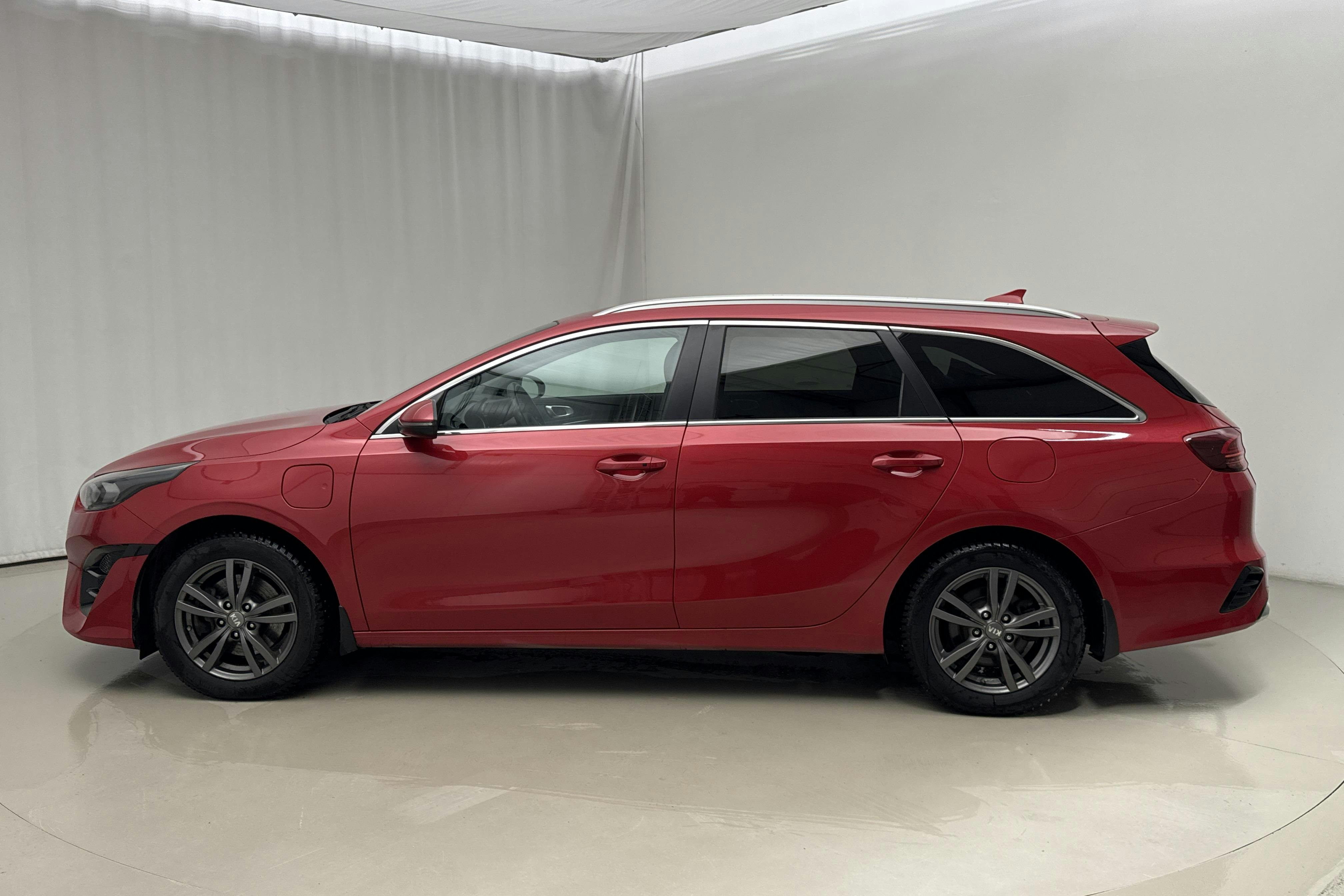 Presentation photo 2 of 20: KIA Ceed 1.6 Plug-in Hybrid SW (141hk) - 80 830 km - Automatic - red - 2022