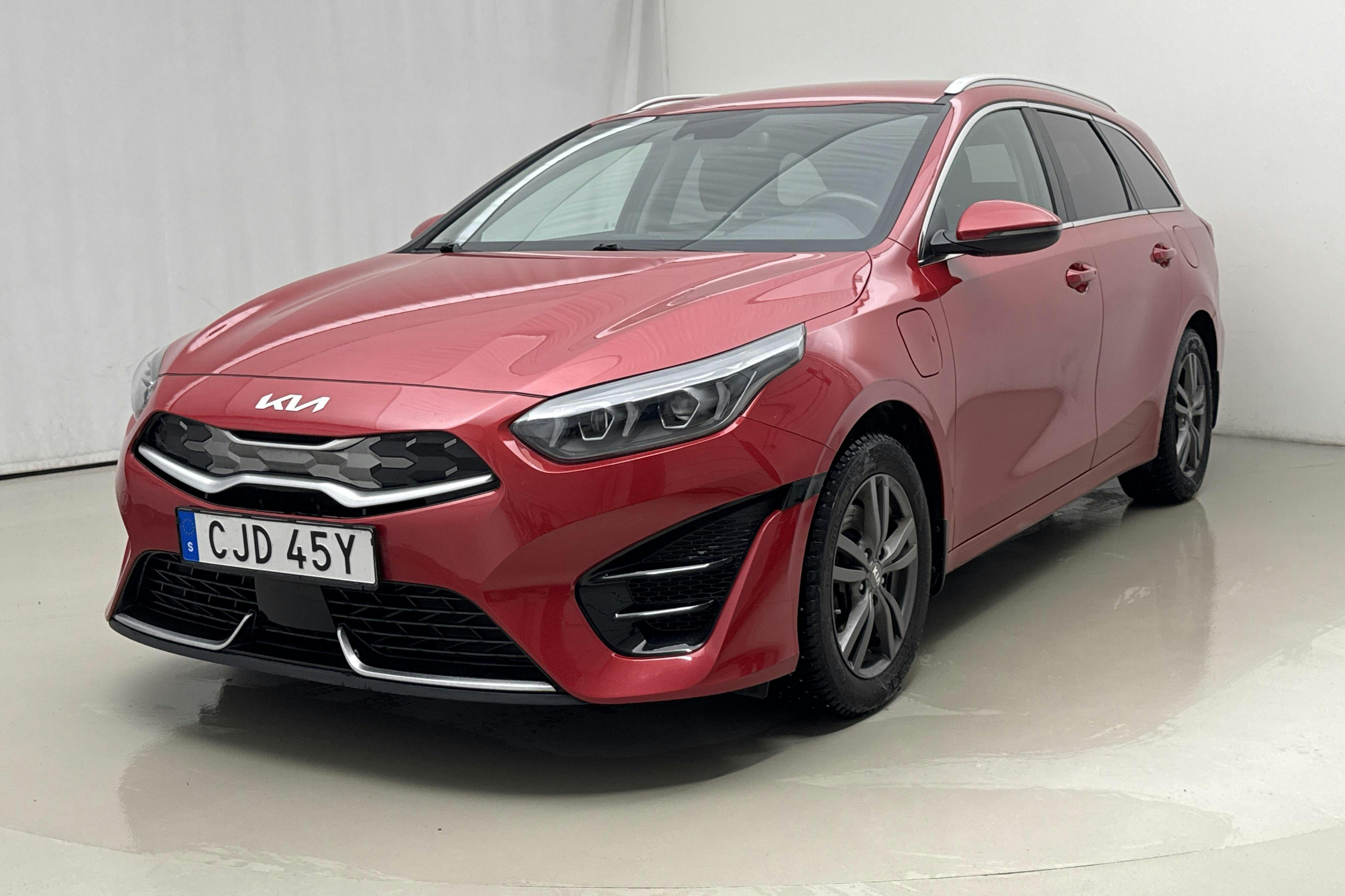 Presentation photo 1 of 20: KIA Ceed 1.6 Plug-in Hybrid SW (141hk) - 80 830 km - Automatic - red - 2022