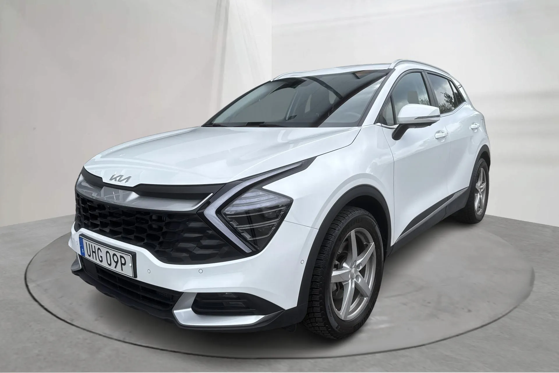 Presentationsfoto 1 av 17: KIA Sportage PHEV AWD (265hk) - 995 mil - Automat - vit - 2025