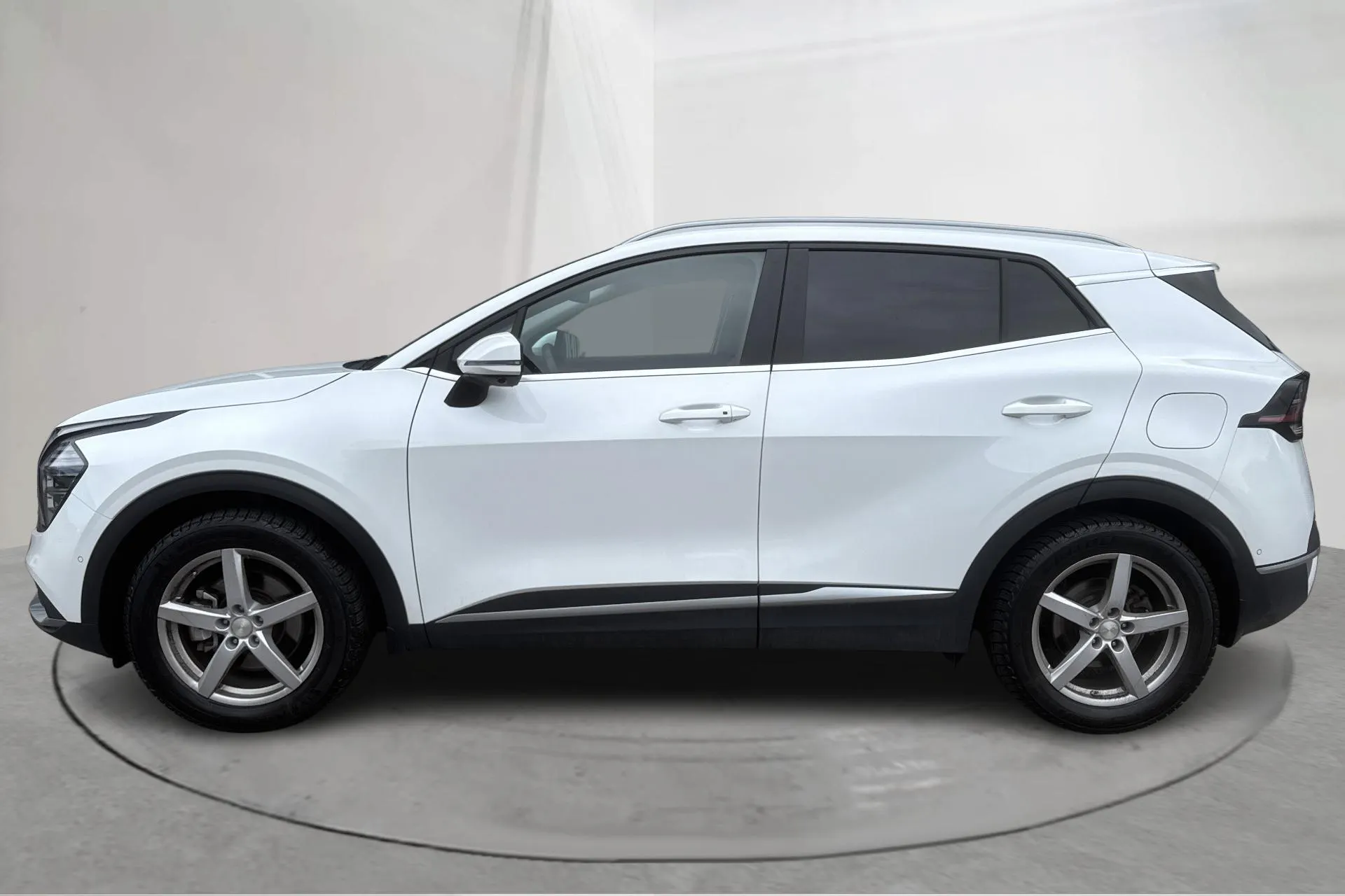 Presentationsfoto 2 av 17: KIA Sportage PHEV AWD (265hk) - 995 mil - Automat - vit - 2025