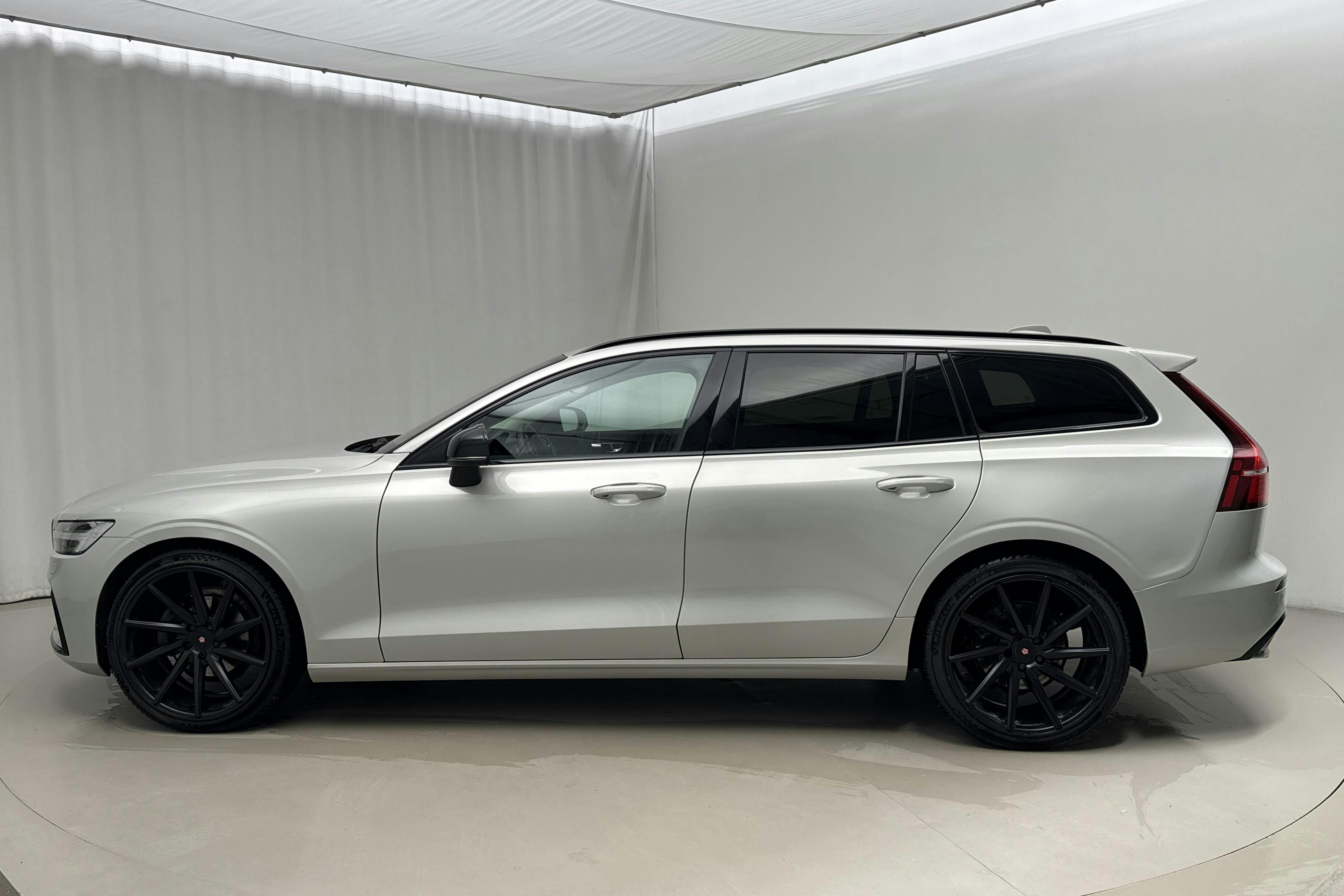 Presentationsfoto 2 av 16: Volvo V60 B4 Mildhybrid, Diesel (197hk) - 12 276 mil - Automat - vit - 2022