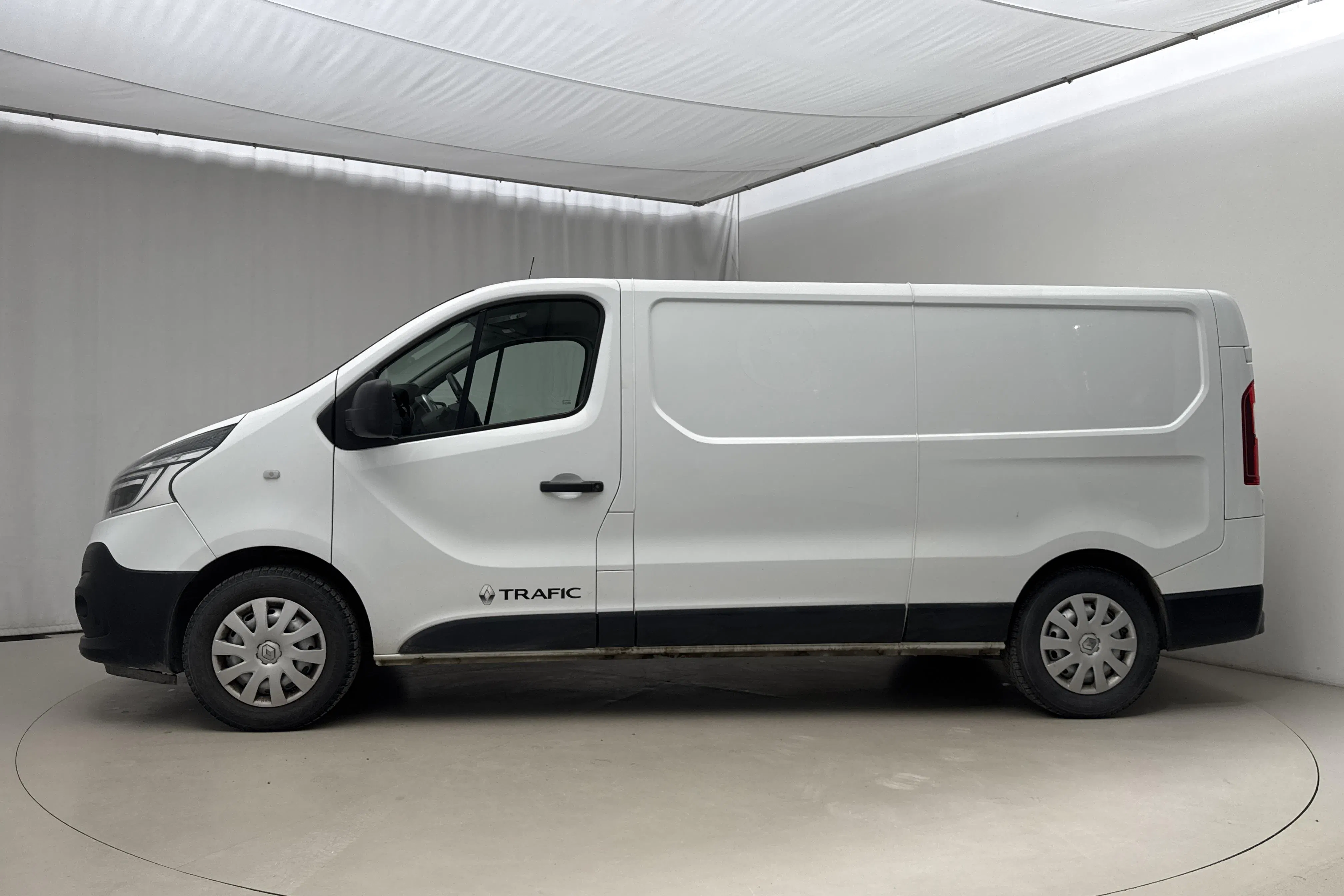 Presentationsfoto 2 av 21: Renault Trafic 2.0 dCi Skåp (145hk) - 4 839 mil - Automat - vit - 2020