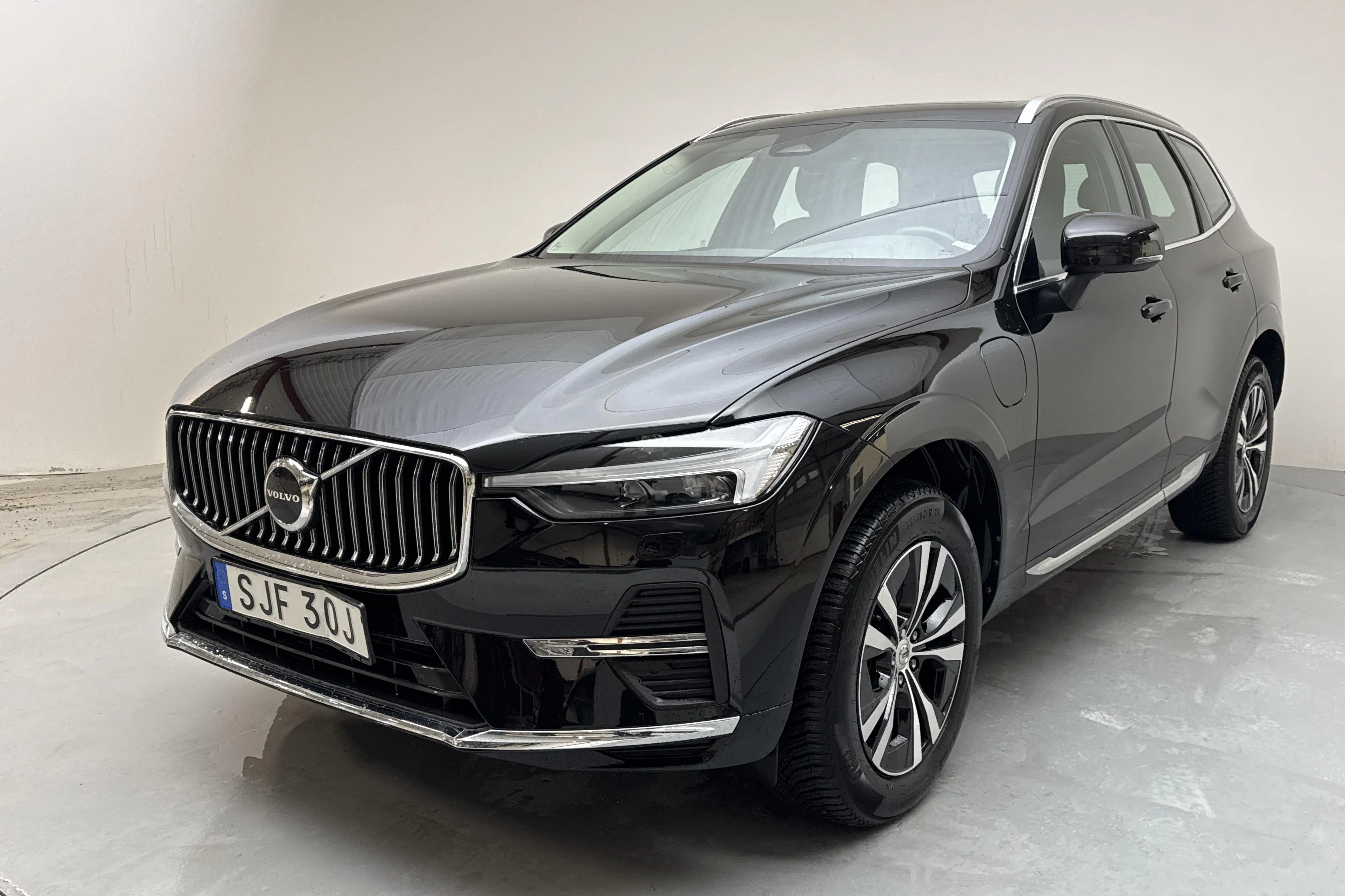Presentationsfoto 1 av 19: Volvo XC60 T6 AWD Recharge (350hk) - 7 610 mil - Automat - svart - 2023