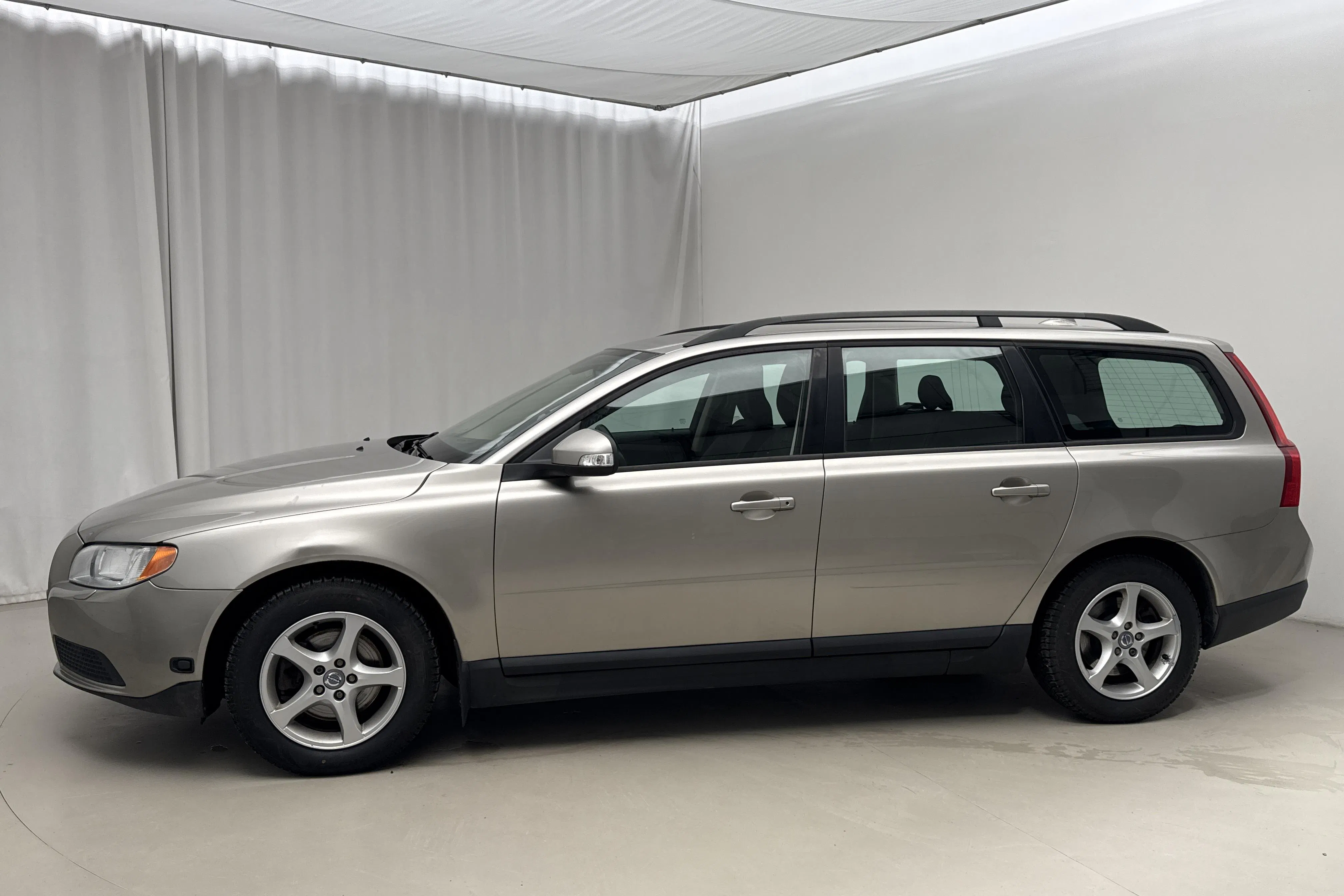 Presentationsfoto 2 av 12: Volvo V70 II 2.0F (145hk) - 6 903 mil - Manuell - Light Brown - 2009