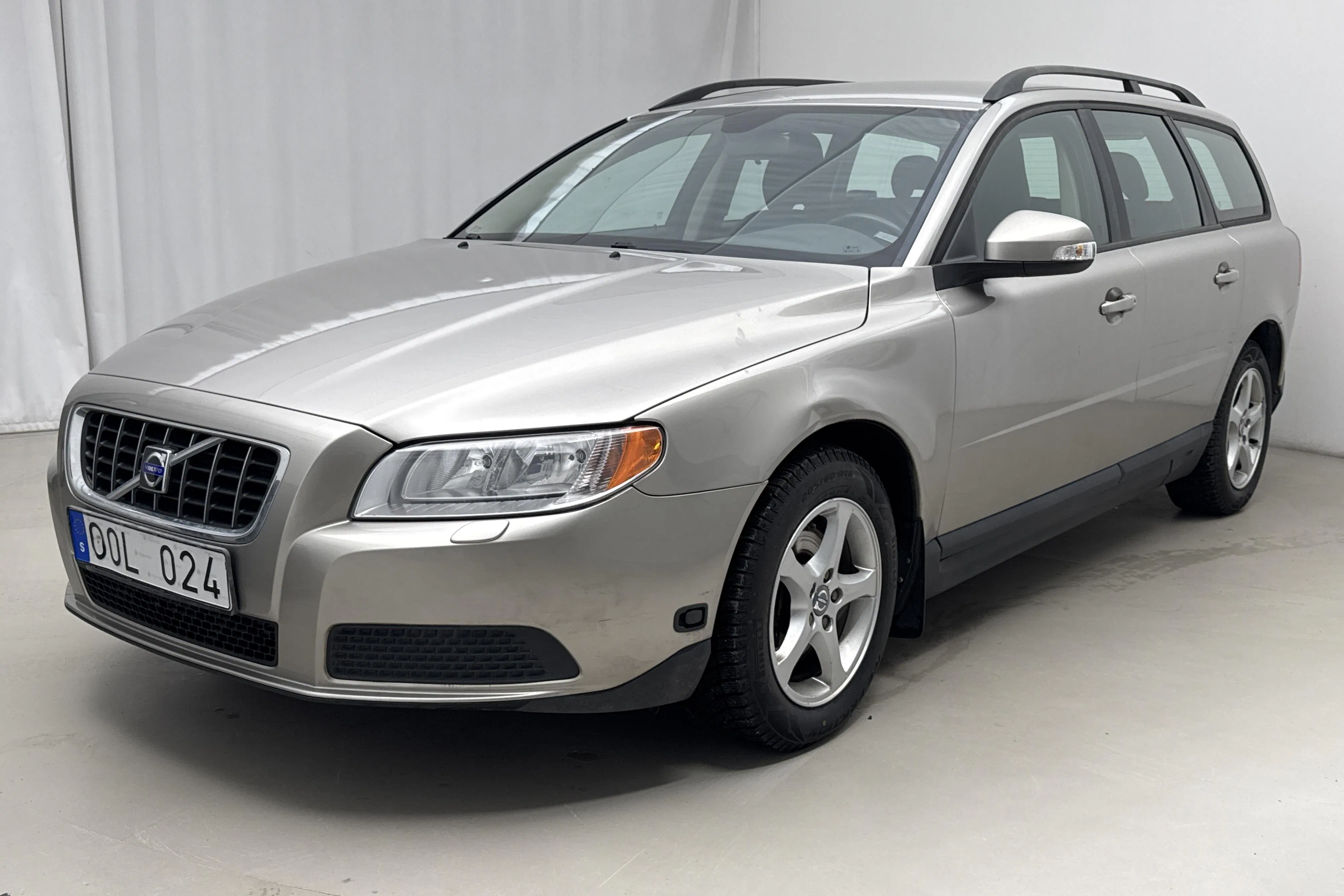 Presentationsfoto 1 av 12: Volvo V70 II 2.0F (145hk) - 6 903 mil - Manuell - Light Brown - 2009