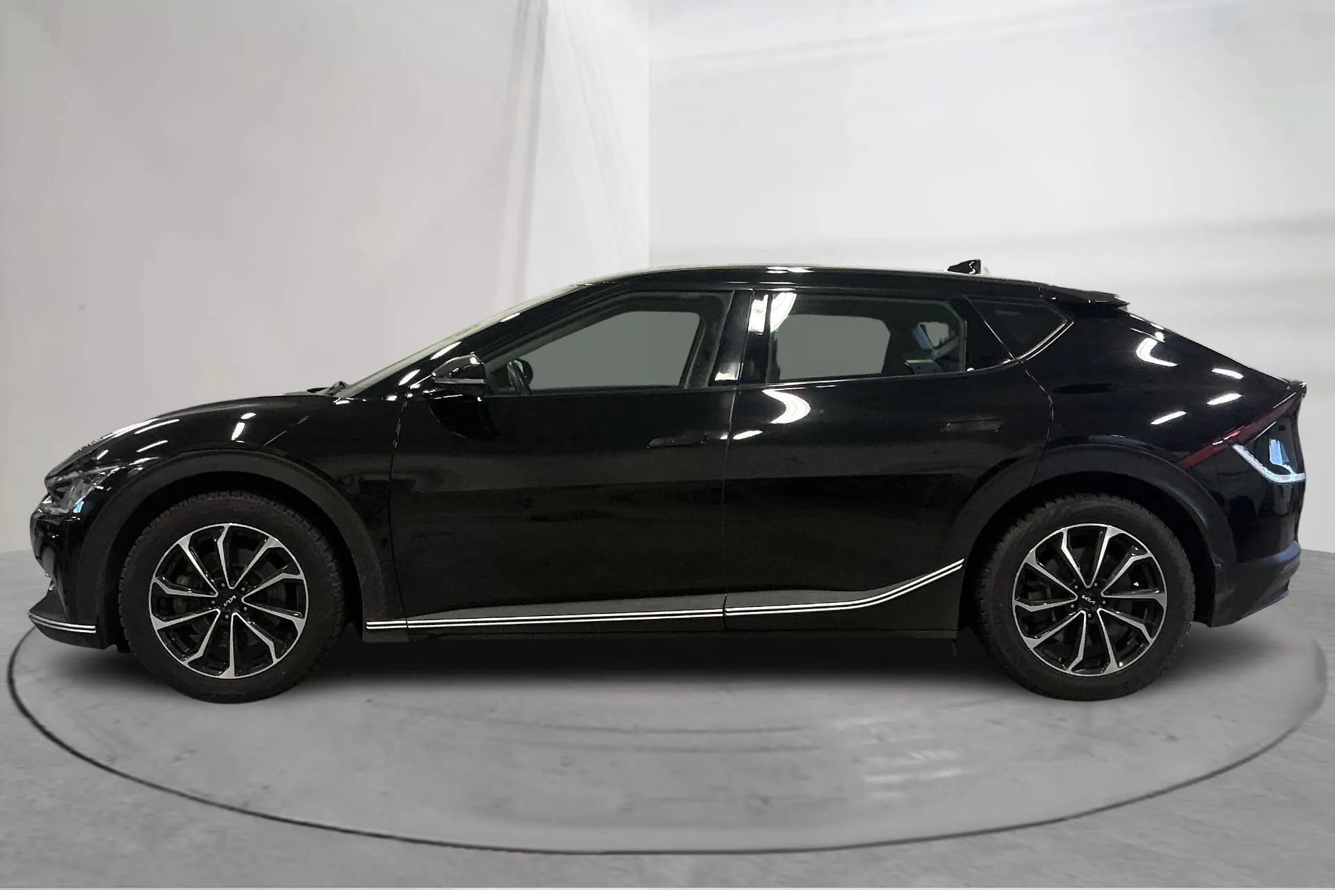 Presentationsfoto 2 av 19: KIA EV6 RWD (228hk) - 13 323 mil - Automat - svart - 2023