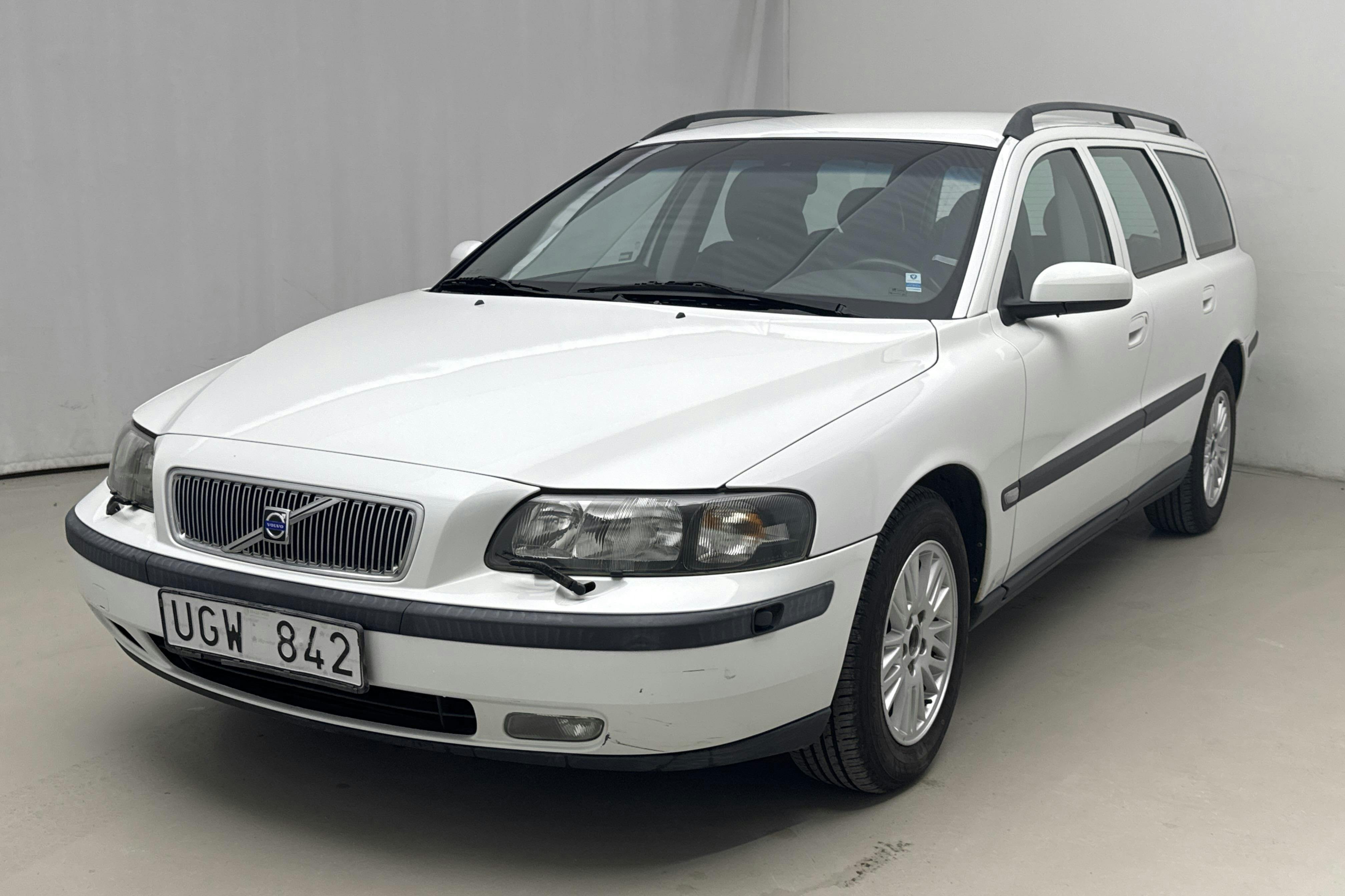 Esittelykuva 1 osoitteesta 12: Volvo V70 2.4 (170hk) - 142 800 km - Automaattinen - valkoinen - 2004