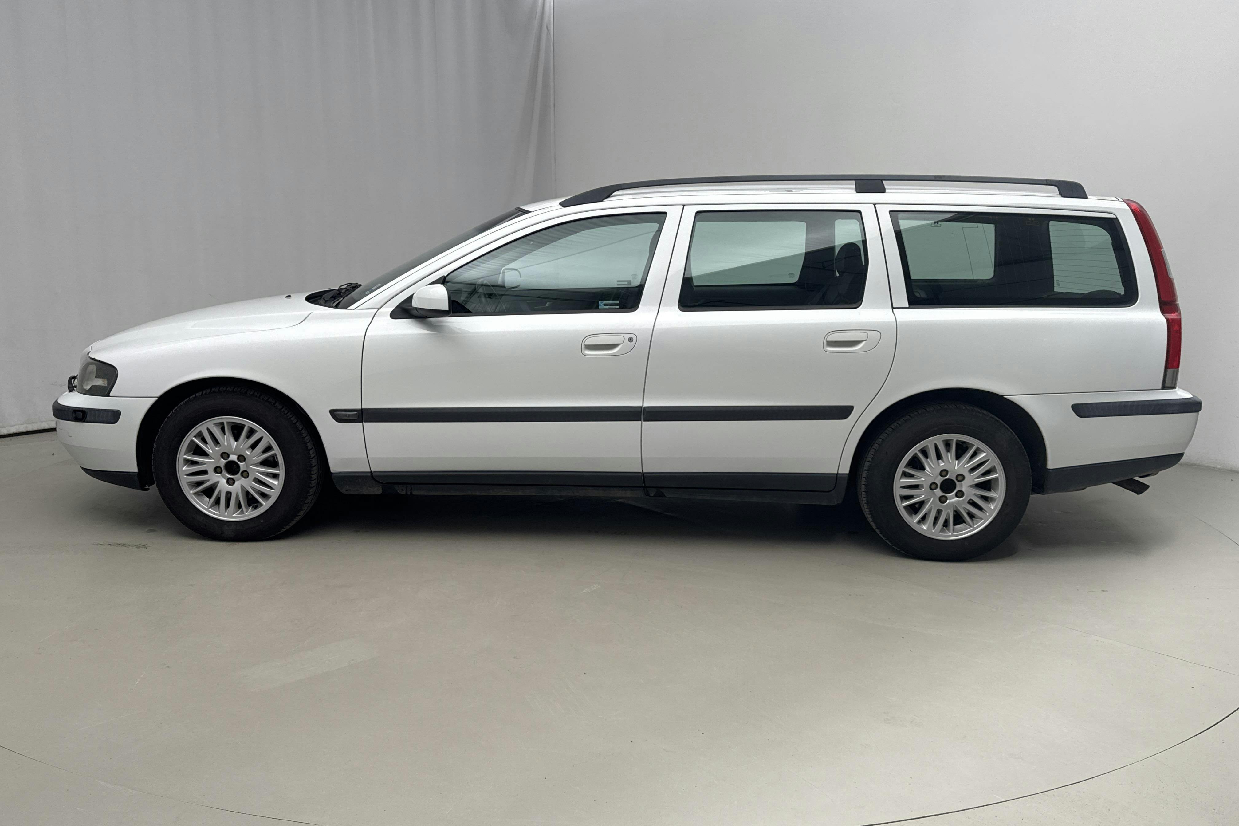 Esittelykuva 2 osoitteesta 12: Volvo V70 2.4 (170hk) - 142 800 km - Automaattinen - valkoinen - 2004
