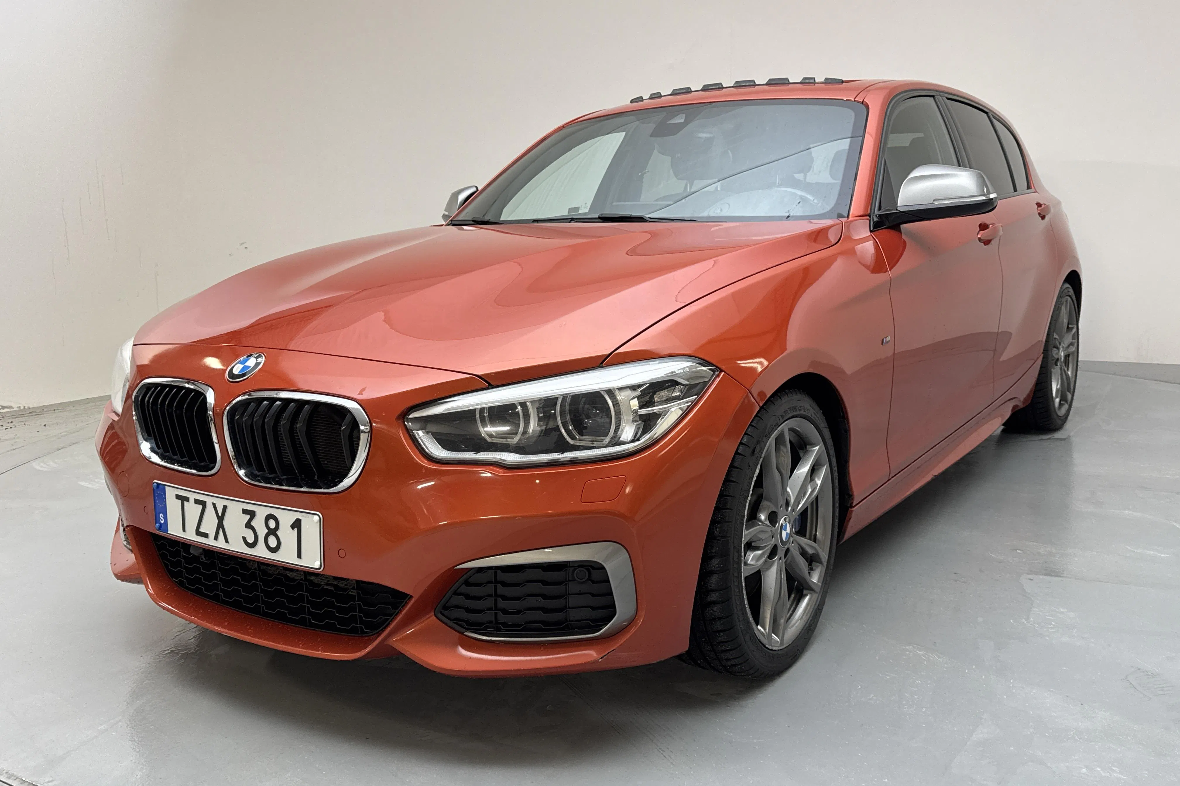 Presentation photo 1 of 18: BMW M140i xDrive 5dr, F20 (340hk) - 92 840 km - Automatic - orange - 2017