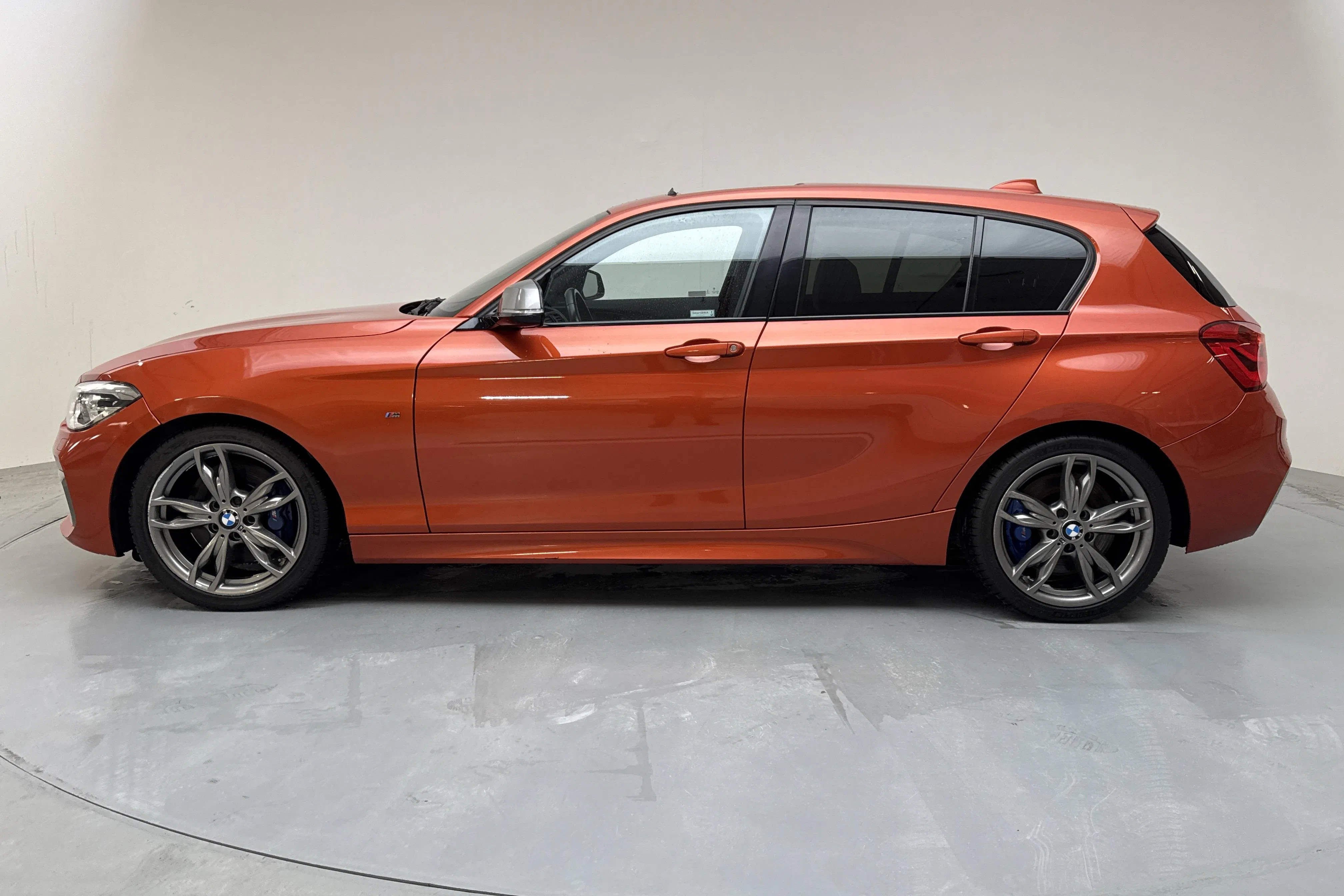 Presentation photo 2 of 18: BMW M140i xDrive 5dr, F20 (340hk) - 92 840 km - Automatic - orange - 2017