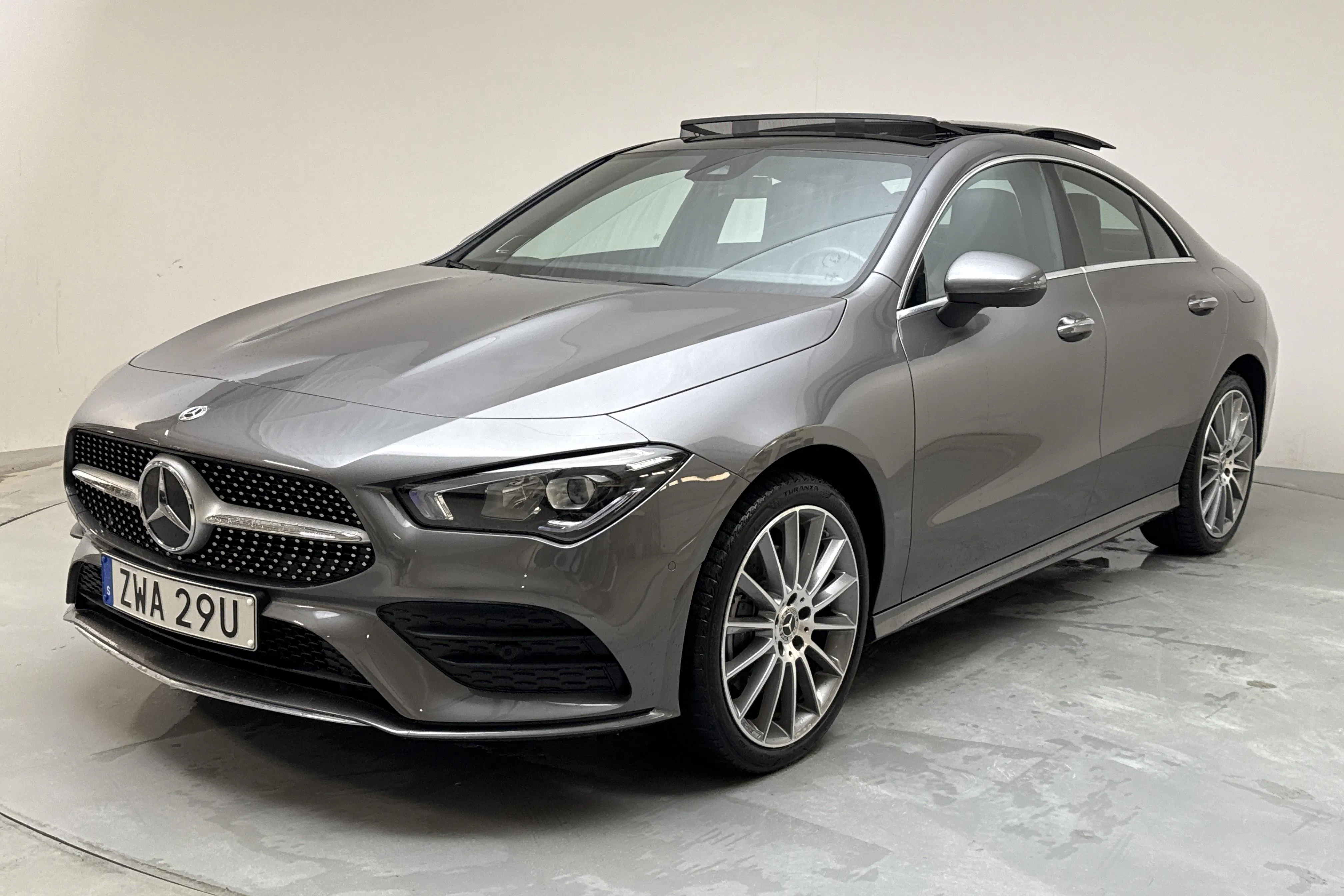 Presentationsfoto 1 av 16: Mercedes CLA 250 e Coupé C118 (218hk) - 3 546 mil - Automat - Dark Grey - 2023