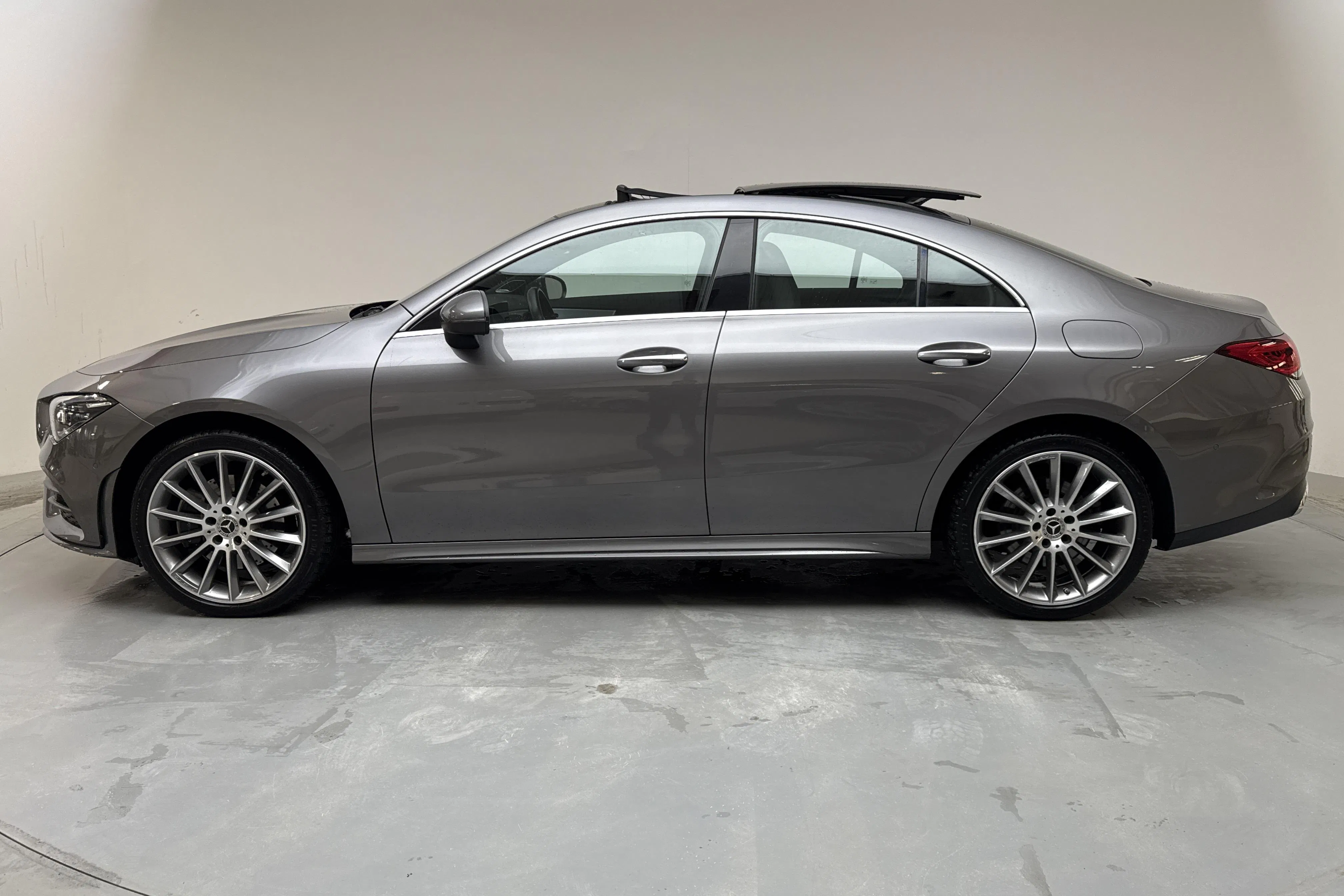 Presentationsfoto 2 av 16: Mercedes CLA 250 e Coupé C118 (218hk) - 3 546 mil - Automat - Dark Grey - 2023