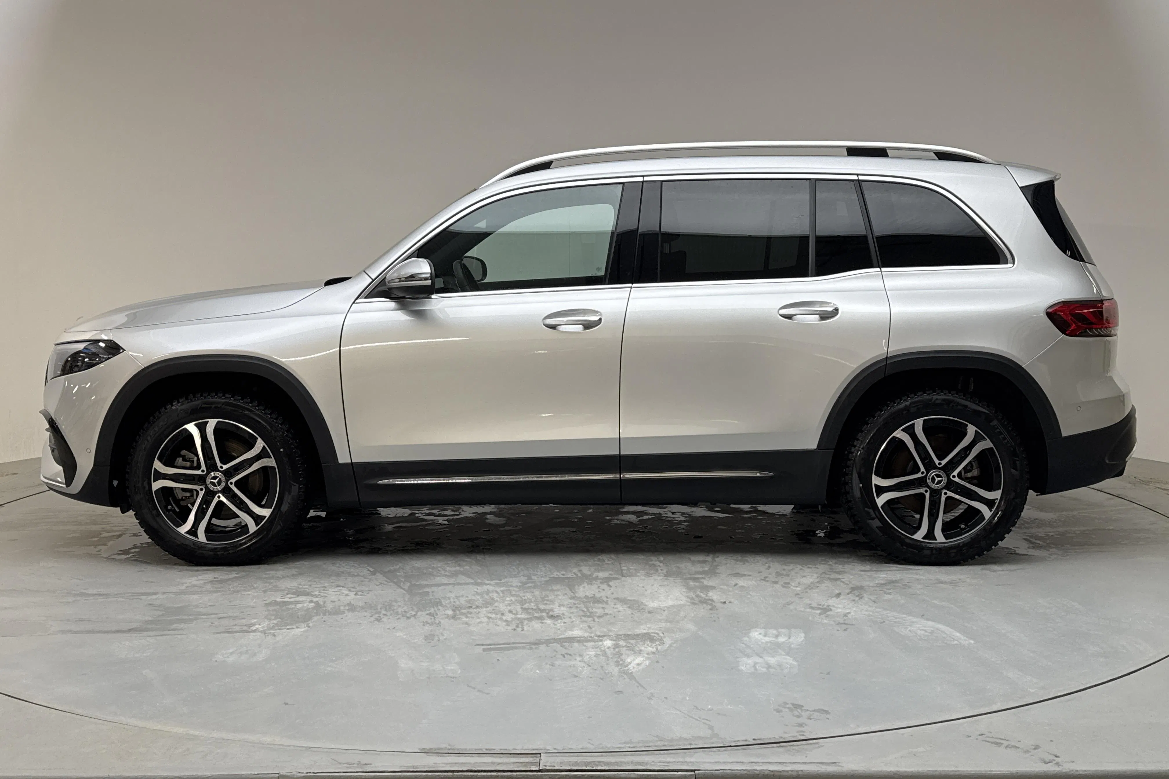 Presentationsfoto 2 av 17: Mercedes EQB 300 4MATIC X243 (228hk) - 2 396 mil - Automat - silver - 2023