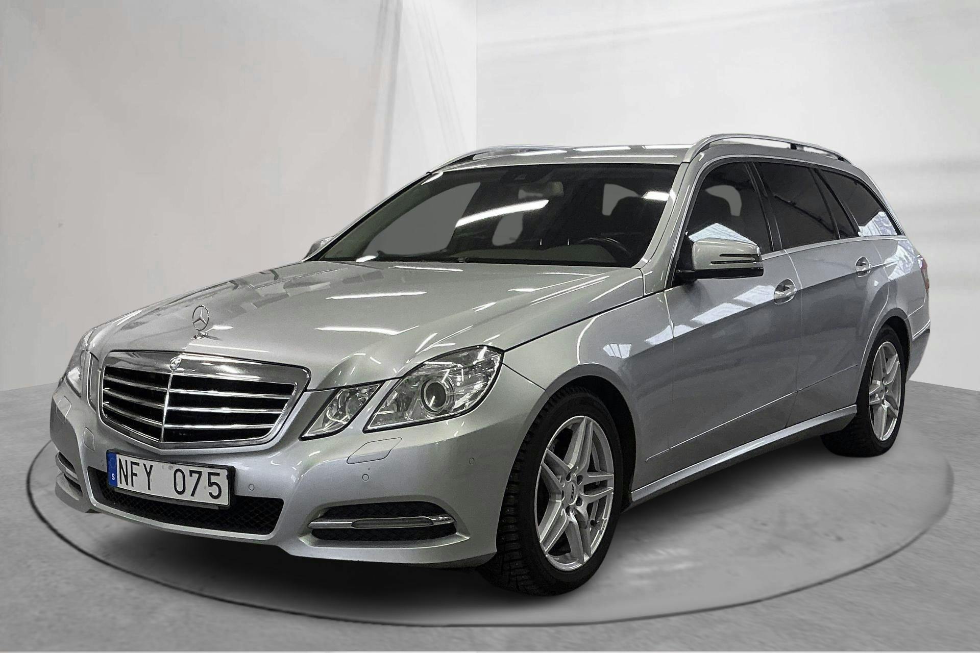 Presentation photo 1 of 14: Mercedes E 300 T BlueTEC Hybrid (231hk) - 252 980 km - Automatic - silver - 2013