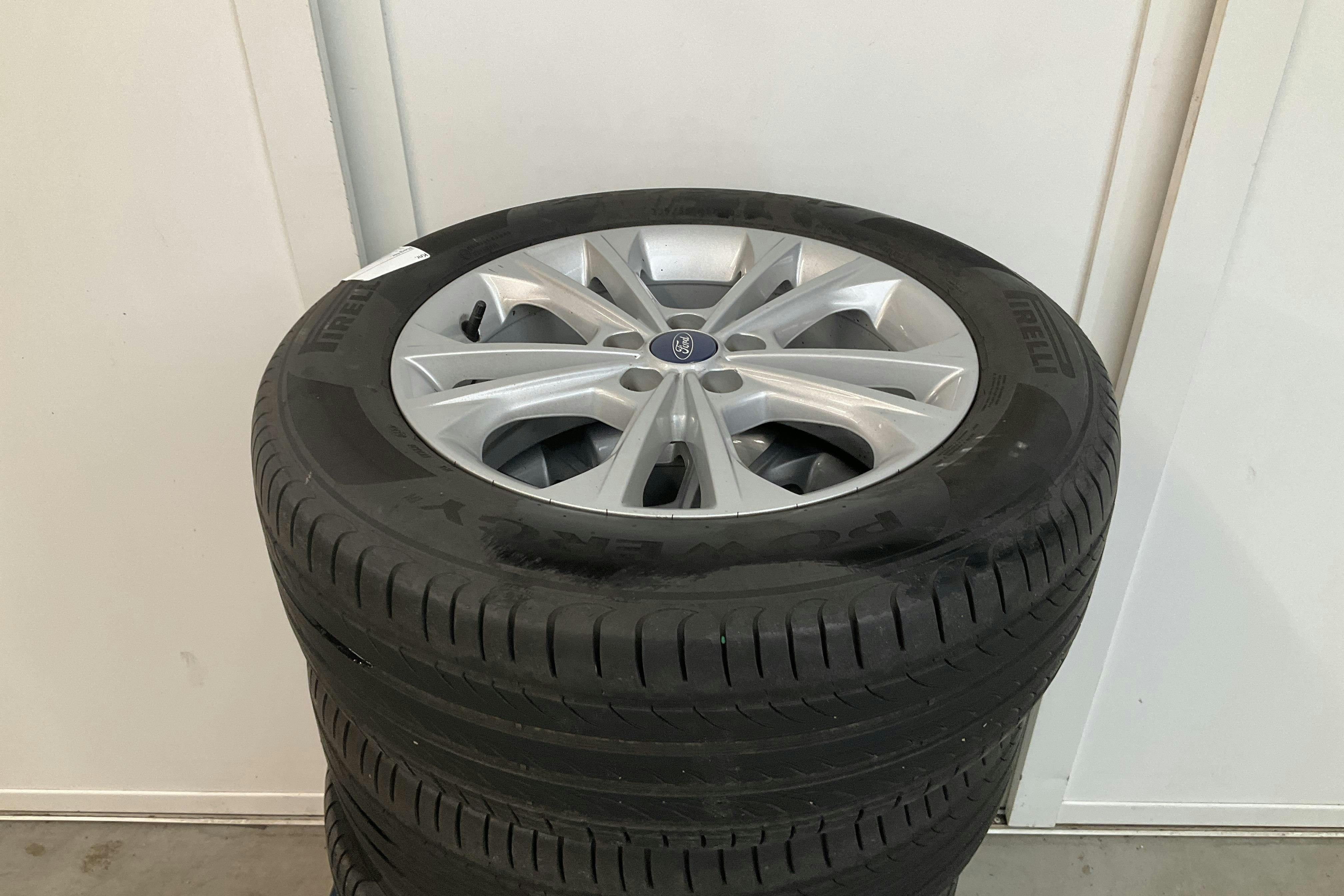 Presentationsfoto 14 av 14: Ford Kuga 2.0 TDCi AWD (150hk) - 11 764 mil - Manuell - vit - 2017