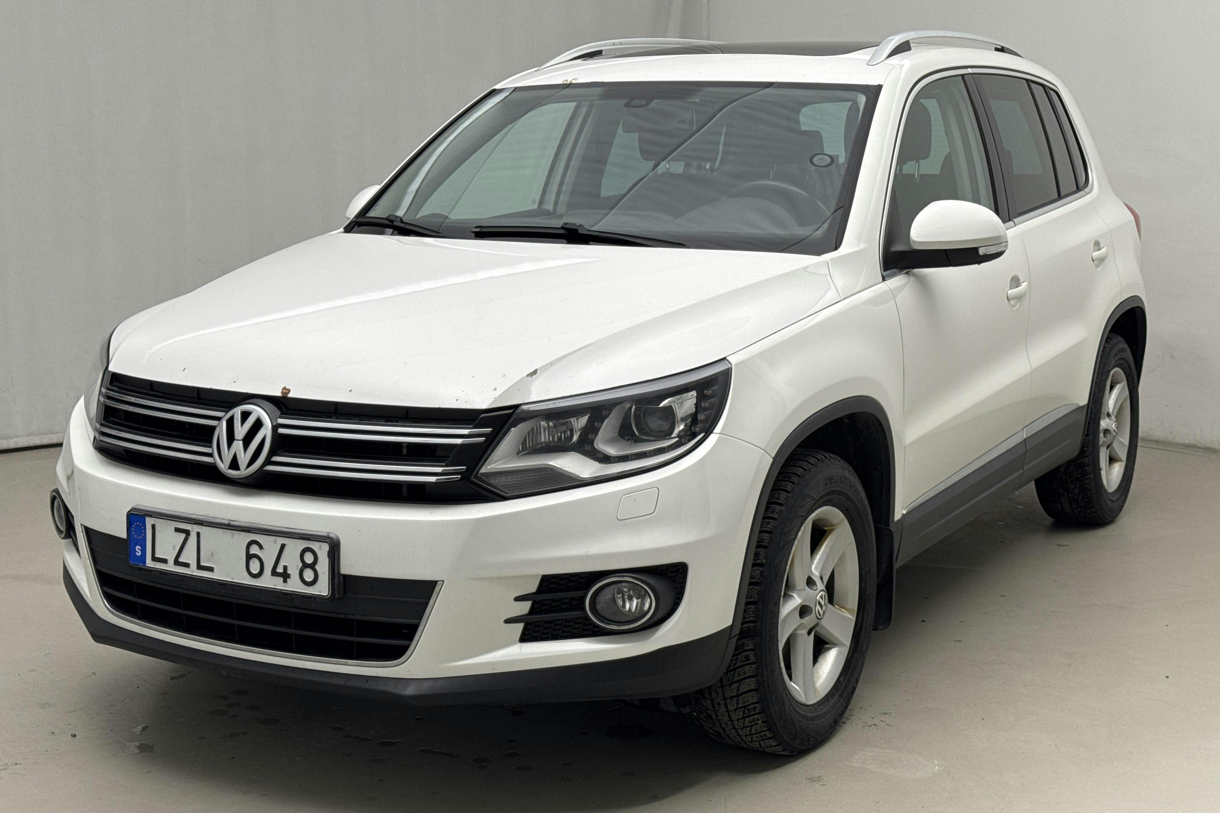 Presentationsfoto 1 av 20: VW Tiguan 2.0 TDI 4MOTION BlueMotion Technology (140hk) - 22 993 mil - Automat - vit - 2012