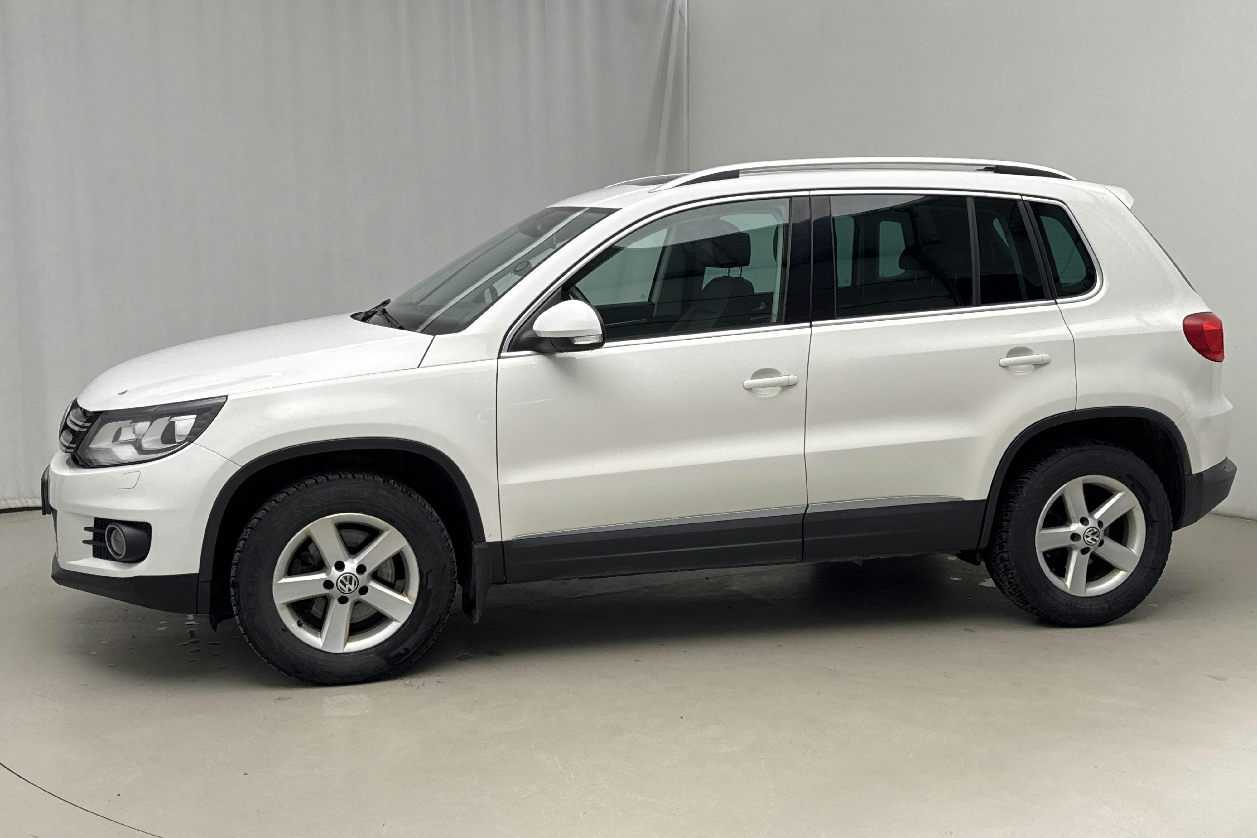 Presentationsfoto 2 av 20: VW Tiguan 2.0 TDI 4MOTION BlueMotion Technology (140hk) - 22 993 mil - Automat - vit - 2012
