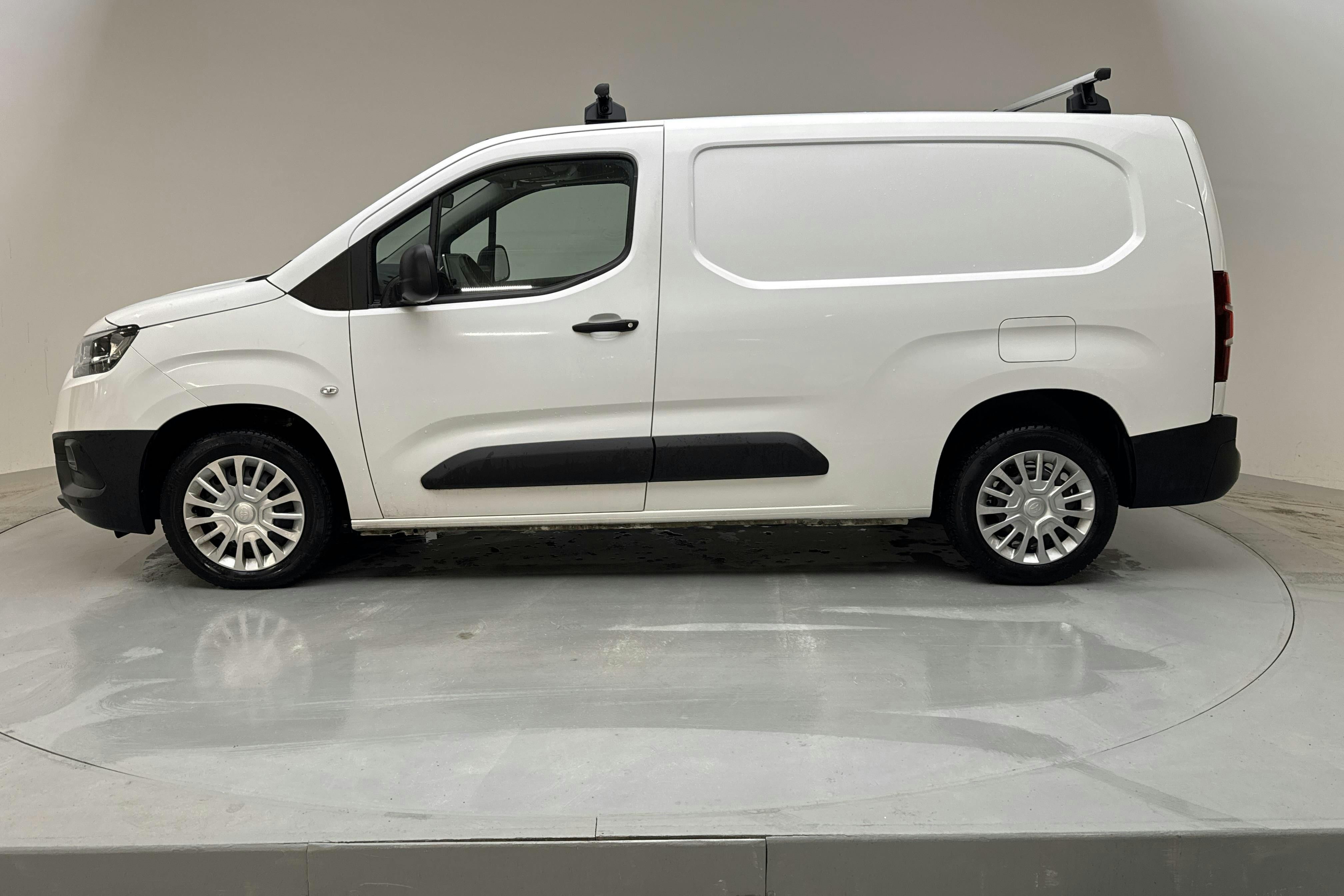 Presentationsfoto 2 av 13: Toyota PROACE CITY 1.5D (130hk) - 9 393 mil - Automat - vit - 2021